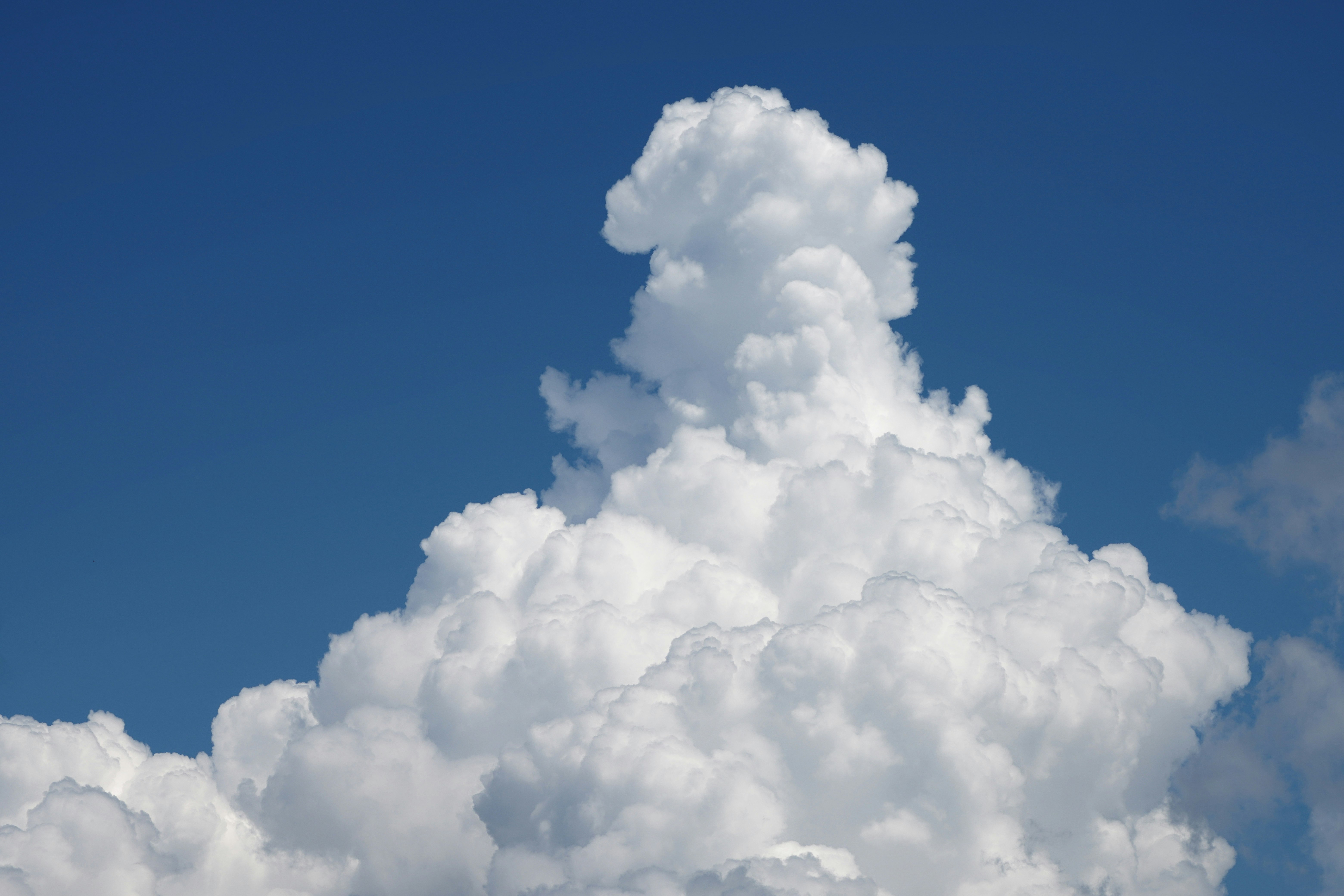 gros nuages cotonneux sur un ciel bleu