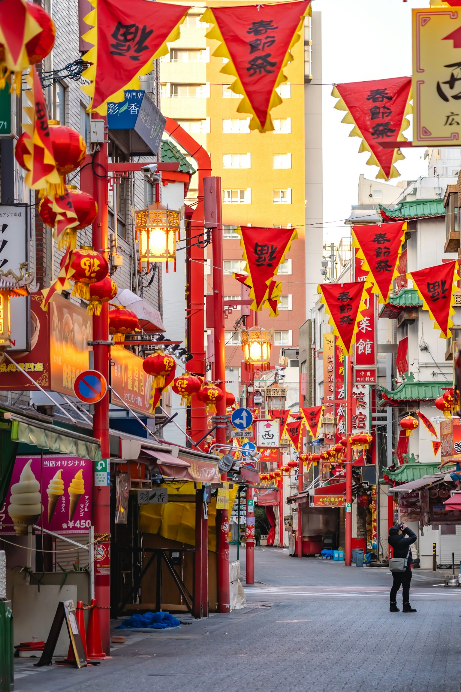 Jalan Chinatown dihiasi dengan lentera merah dan spanduk