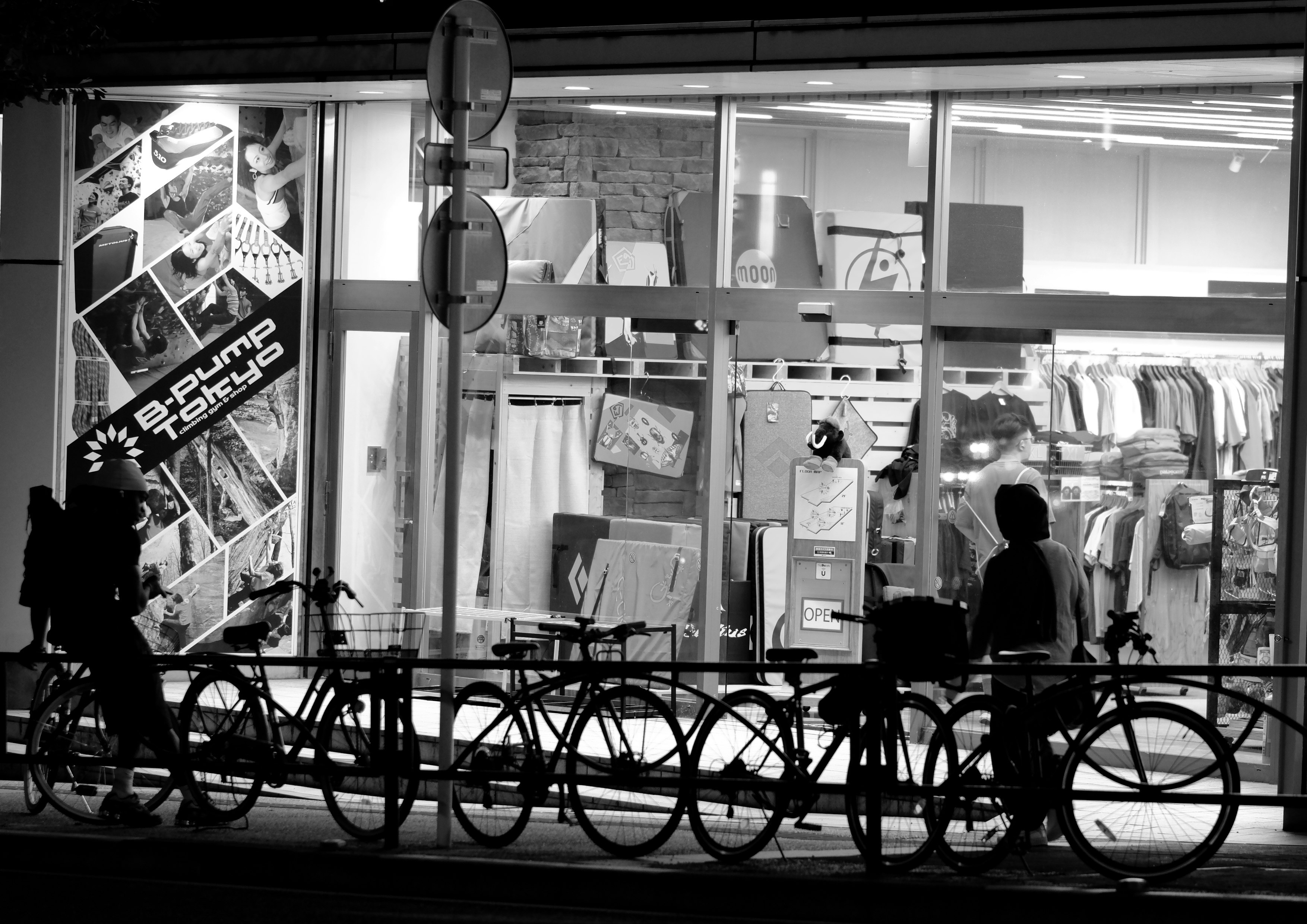 自転車が並ぶ夜のショーウィンドウ前の街角