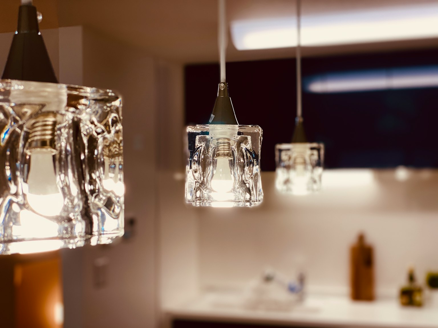 Primo piano di lampade a sospensione trasparenti in una cucina moderna