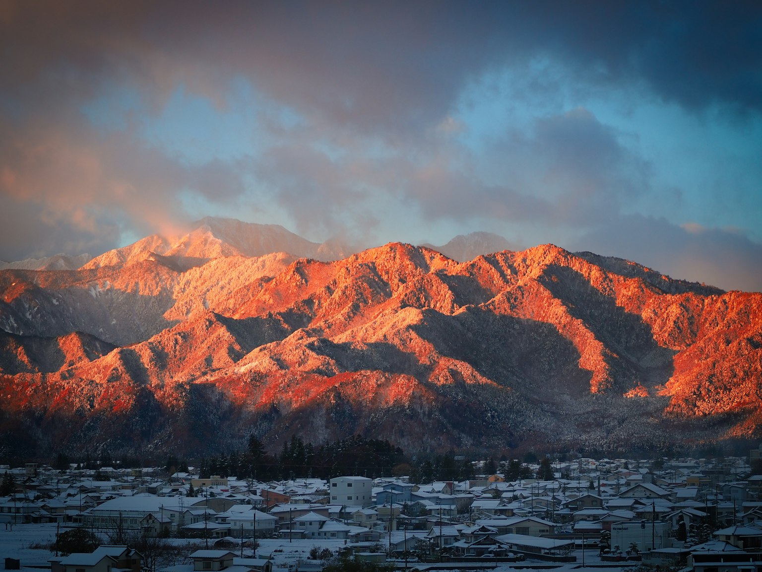 Montagnes enneigées illuminées par le coucher de soleil dans un paysage magnifique