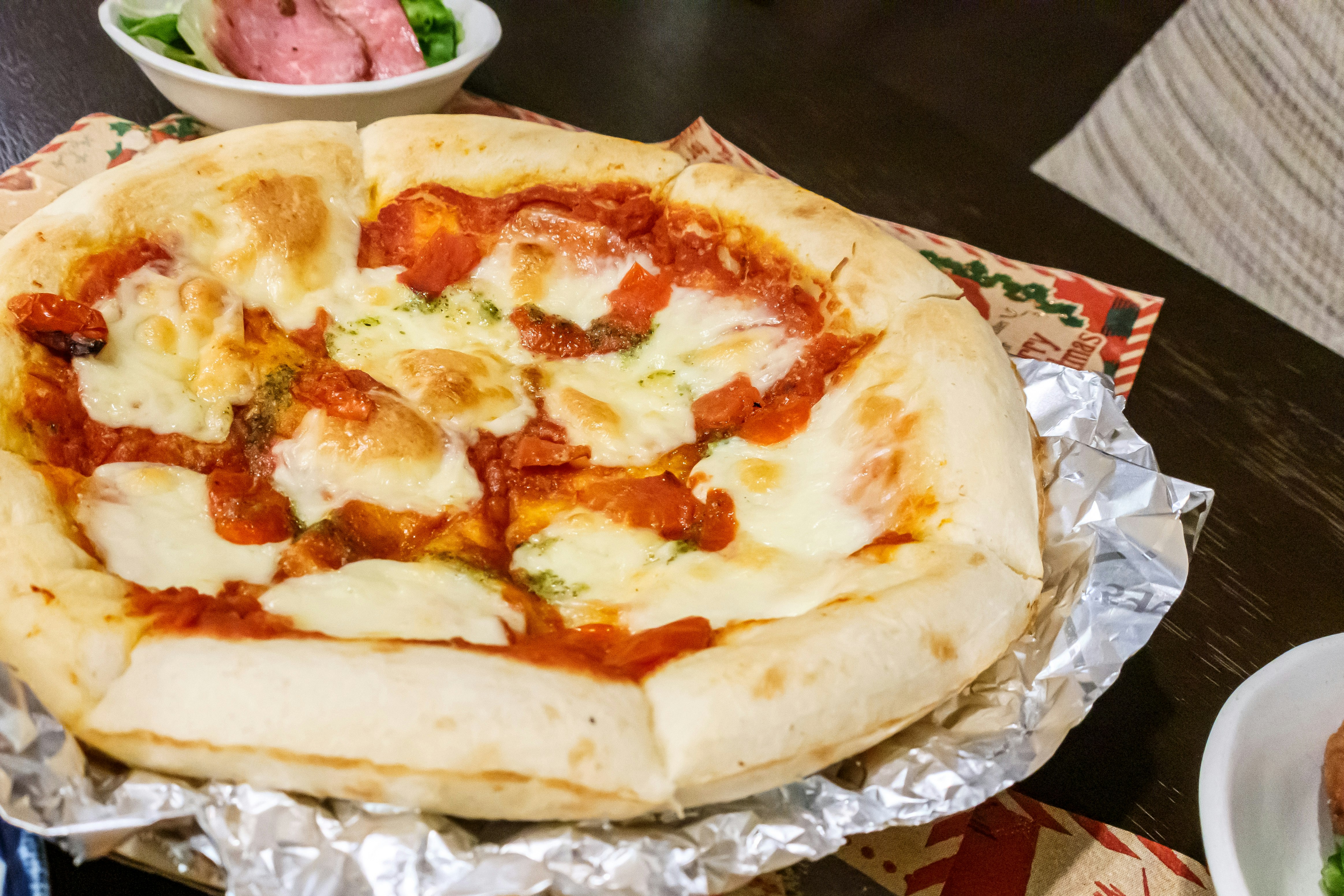 ピザとチーズがのった料理のテーブル上の一皿
