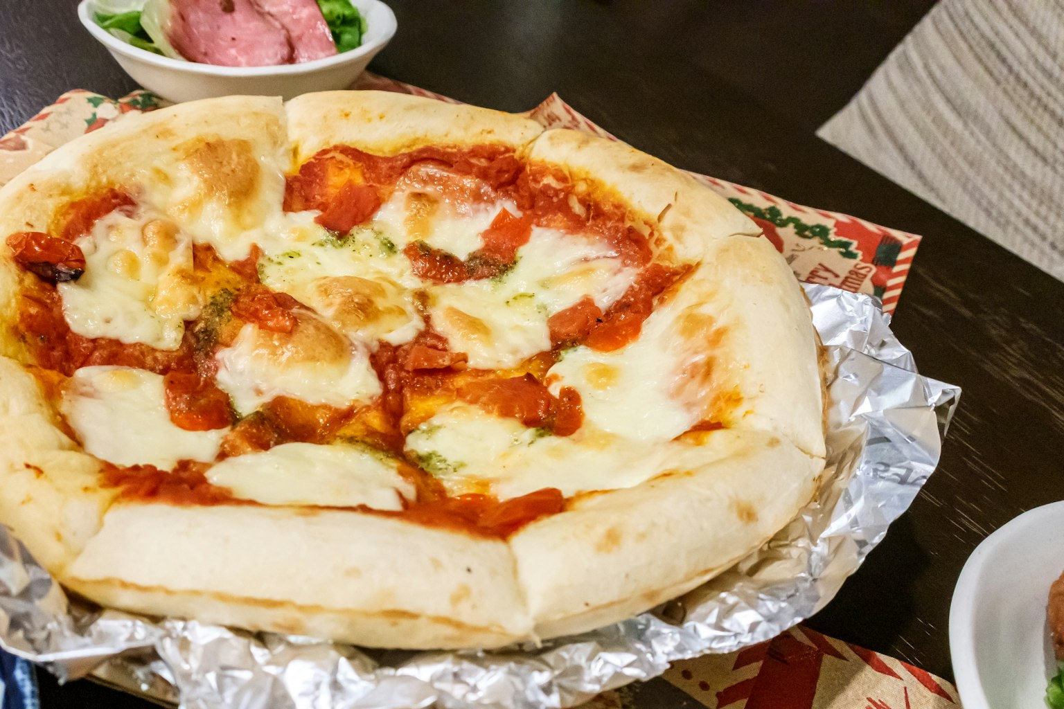 Pizza délicieuse garnie de fromage et de sauce sur une assiette argentée