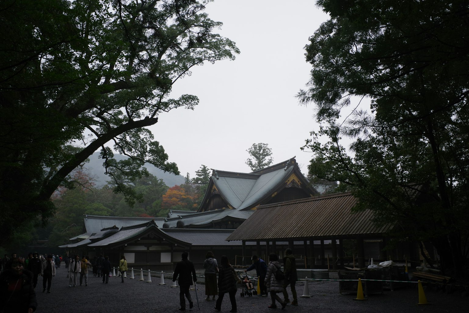 Arsitektur tradisional Jepang diselimuti kabut dengan pengunjung