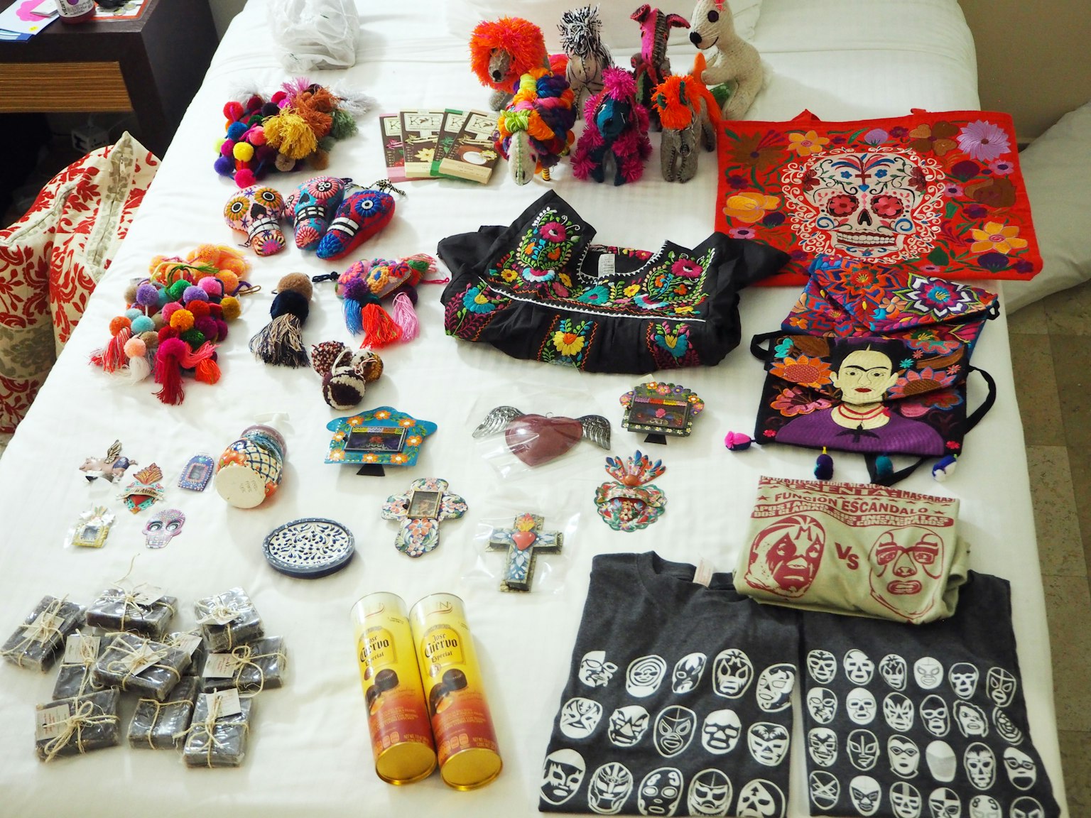 Décorations et souvenirs colorés faits main disposés sur un lit