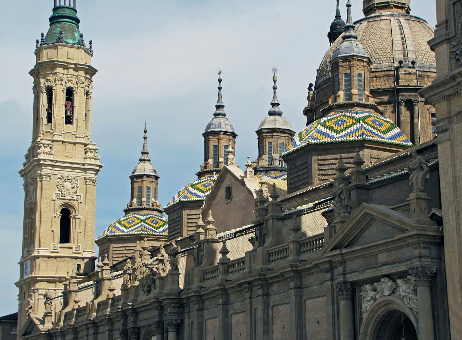 Nhà thờ ở Zaragoza với các tháp và mái vòm trang trí công phu