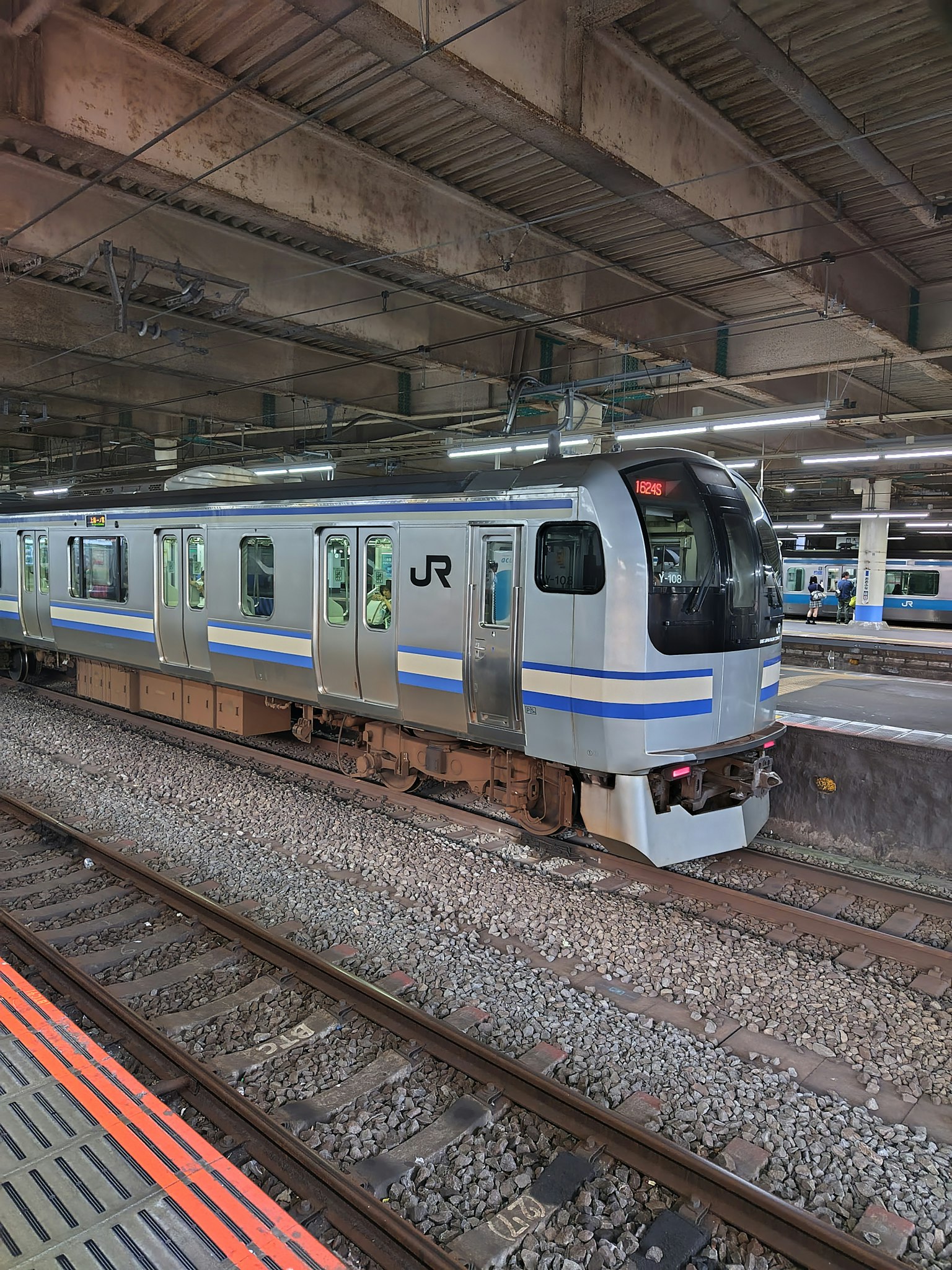 Tàu JR dừng tại ga