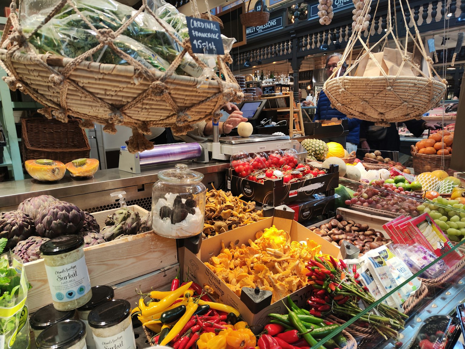 Esposizione vivace di verdure e frutta fresca in un mercato