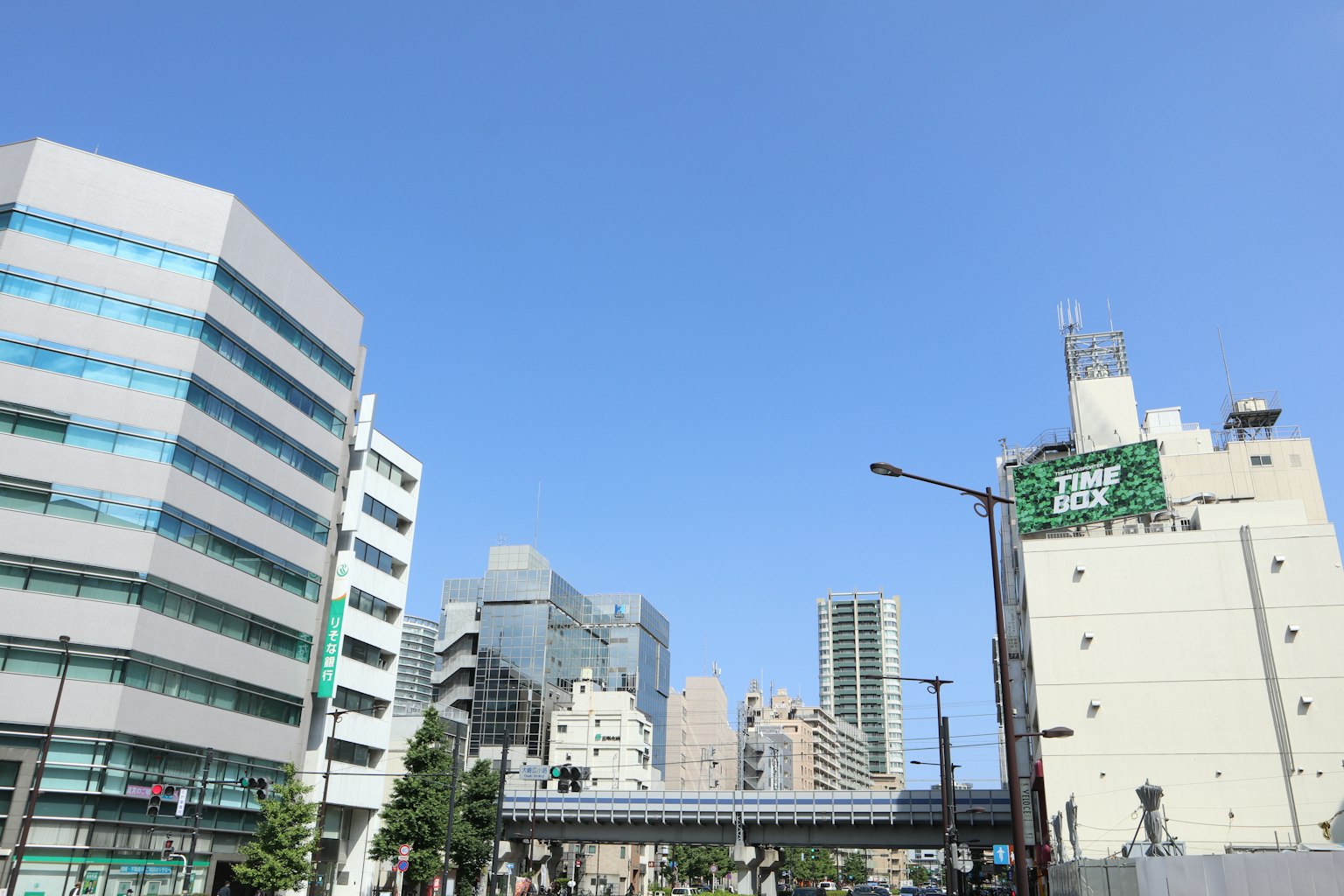 現代建築在晴朗藍天下與街道元素