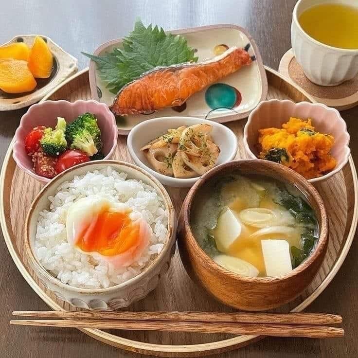木製トレーに盛られた朝食セット（ご飯・スープ・焼き魚・サラダ）