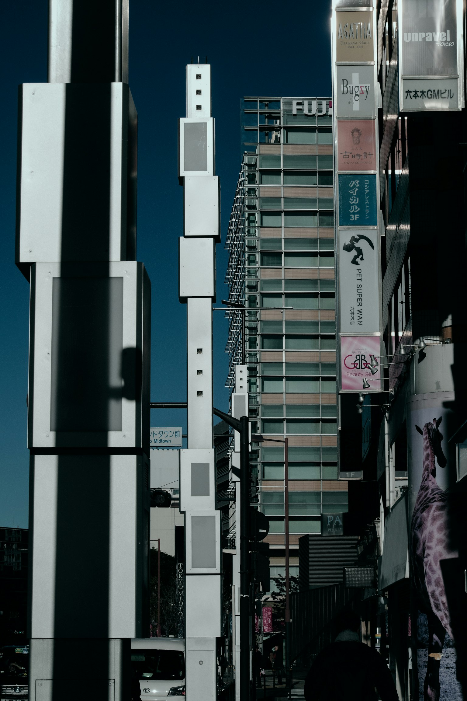 城市景观，有白色建筑和一座摩天大楼