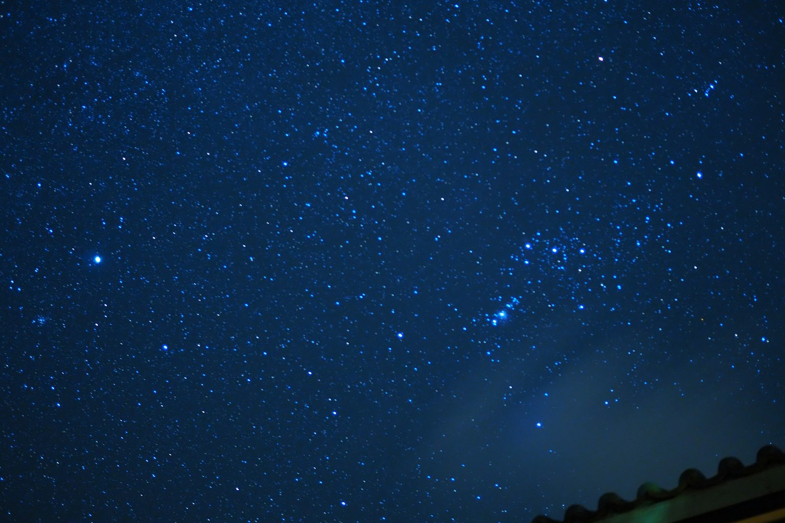 星空中满是无数星星和猎户座