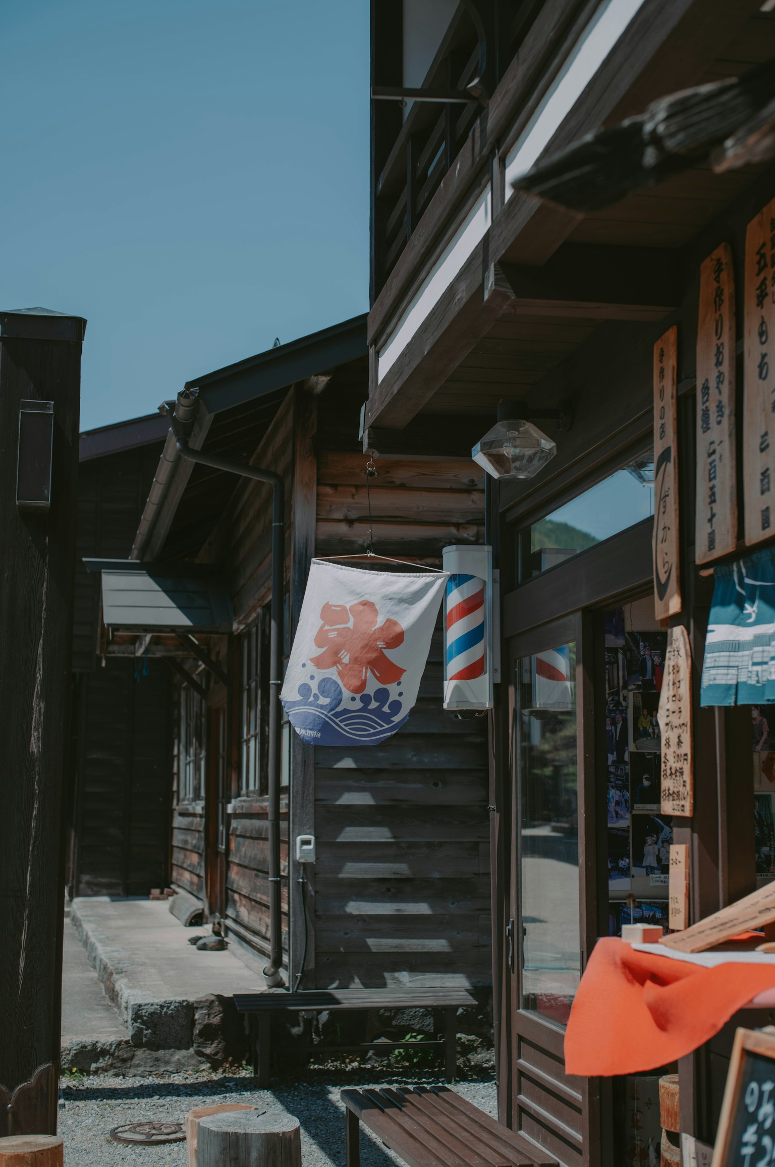 오래된 일본 거리의 경치와 이발소 간판