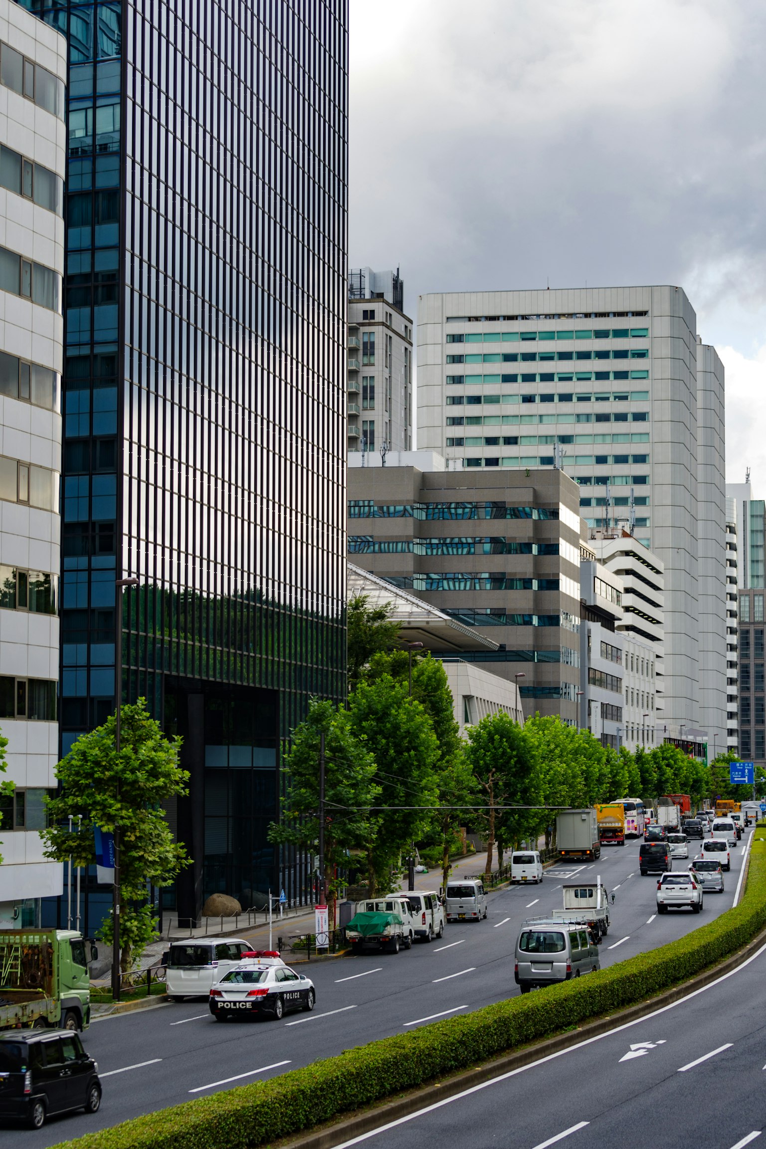 Pemandangan kota Tokyo dengan gedung pencakar langit dan kendaraan