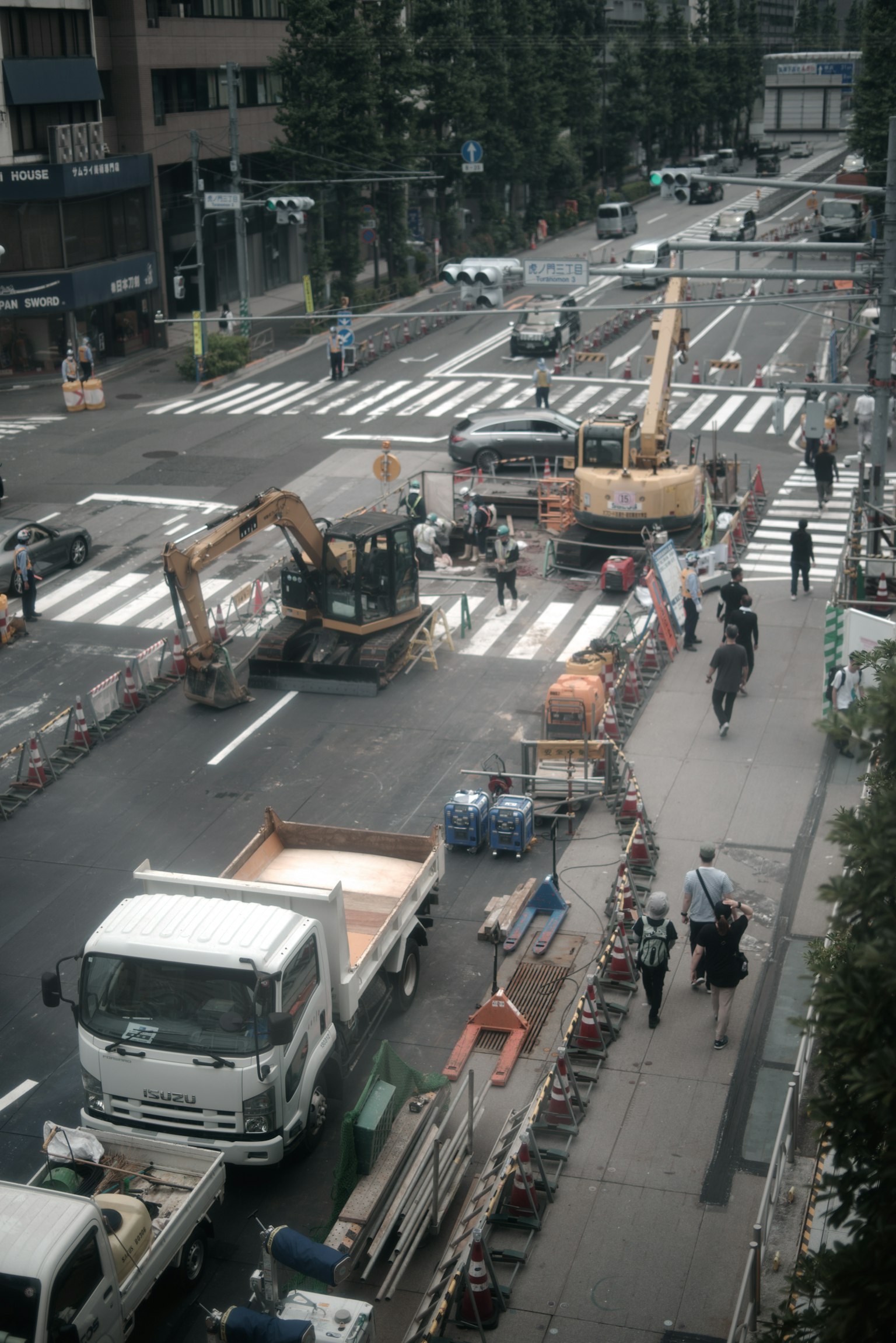 城市街道上的建設工地，配有重型機械和車輛