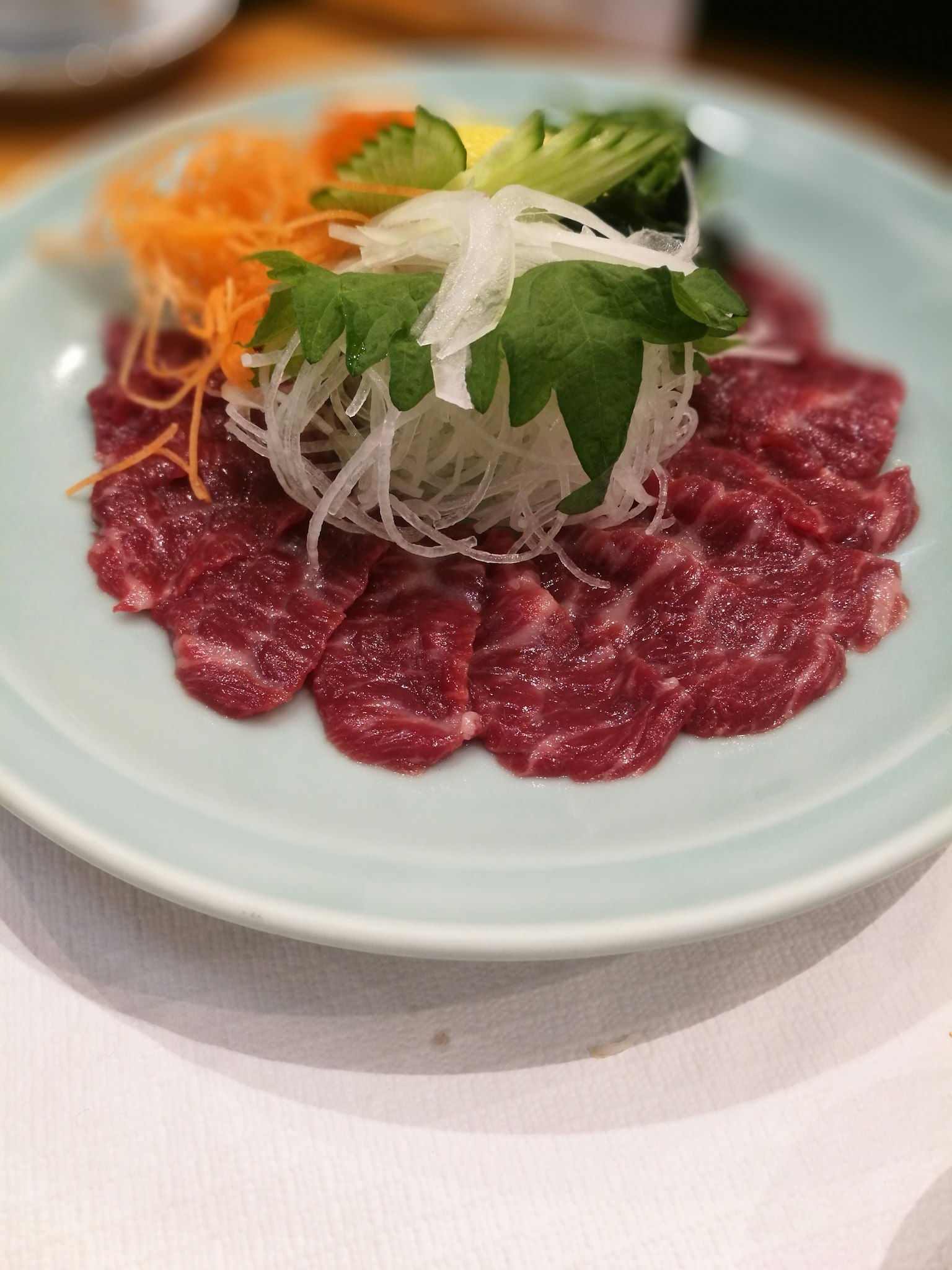 Đĩa thịt thái mỏng với rau tươi
