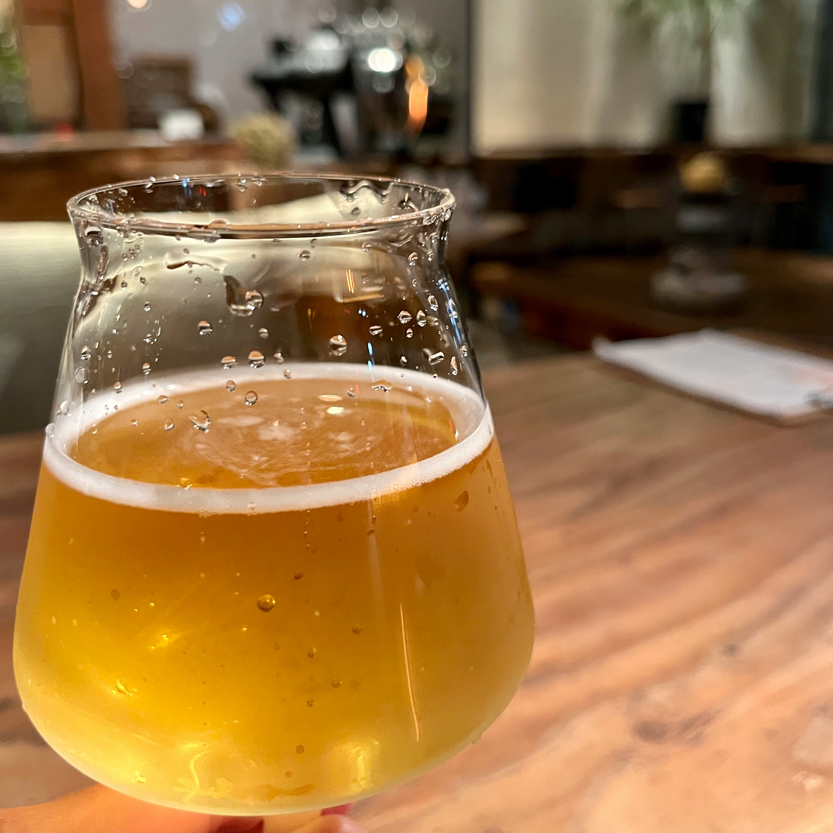 グラスに注がれたクラフトビールの泡立ち