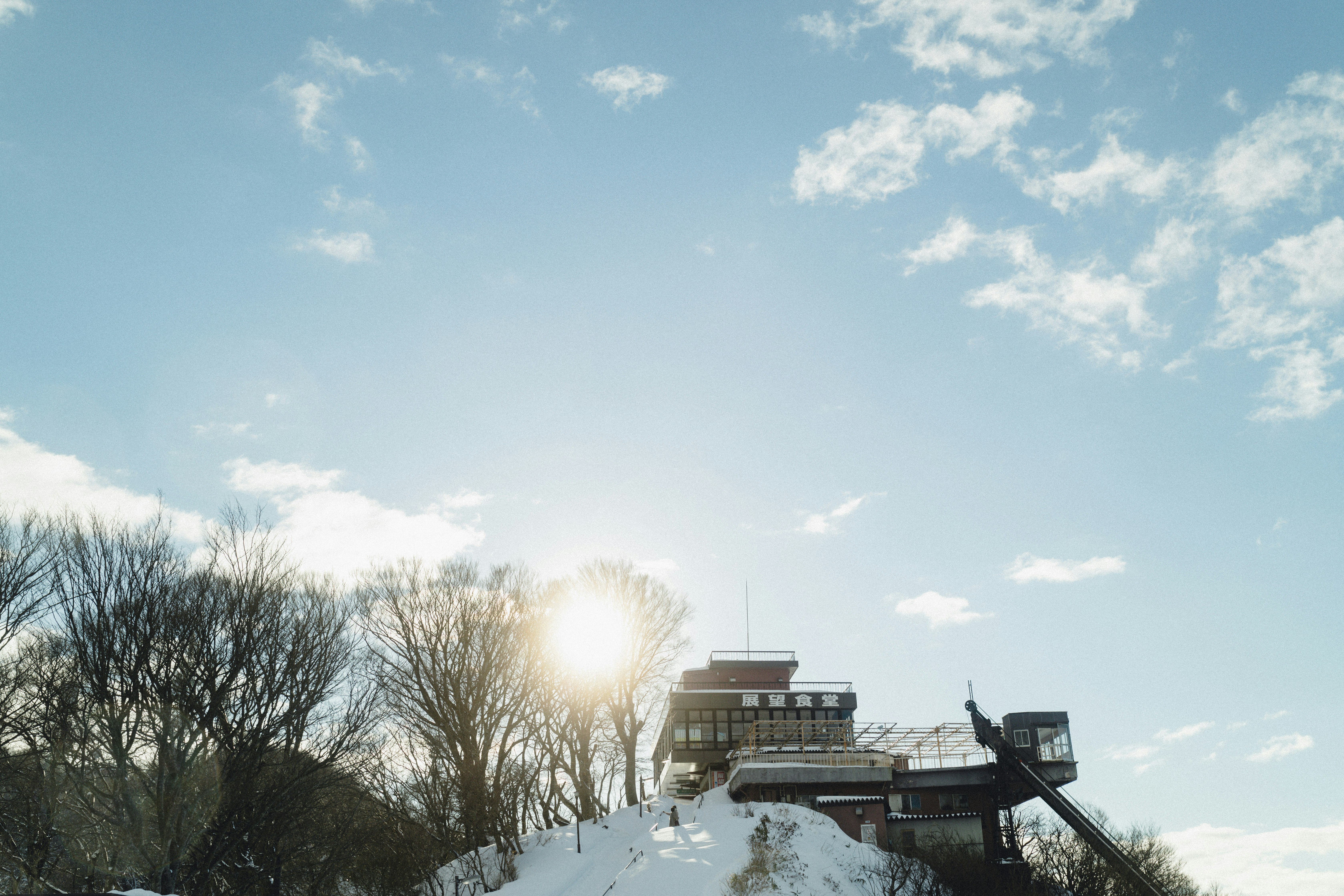 雪坡與觀景台的山景