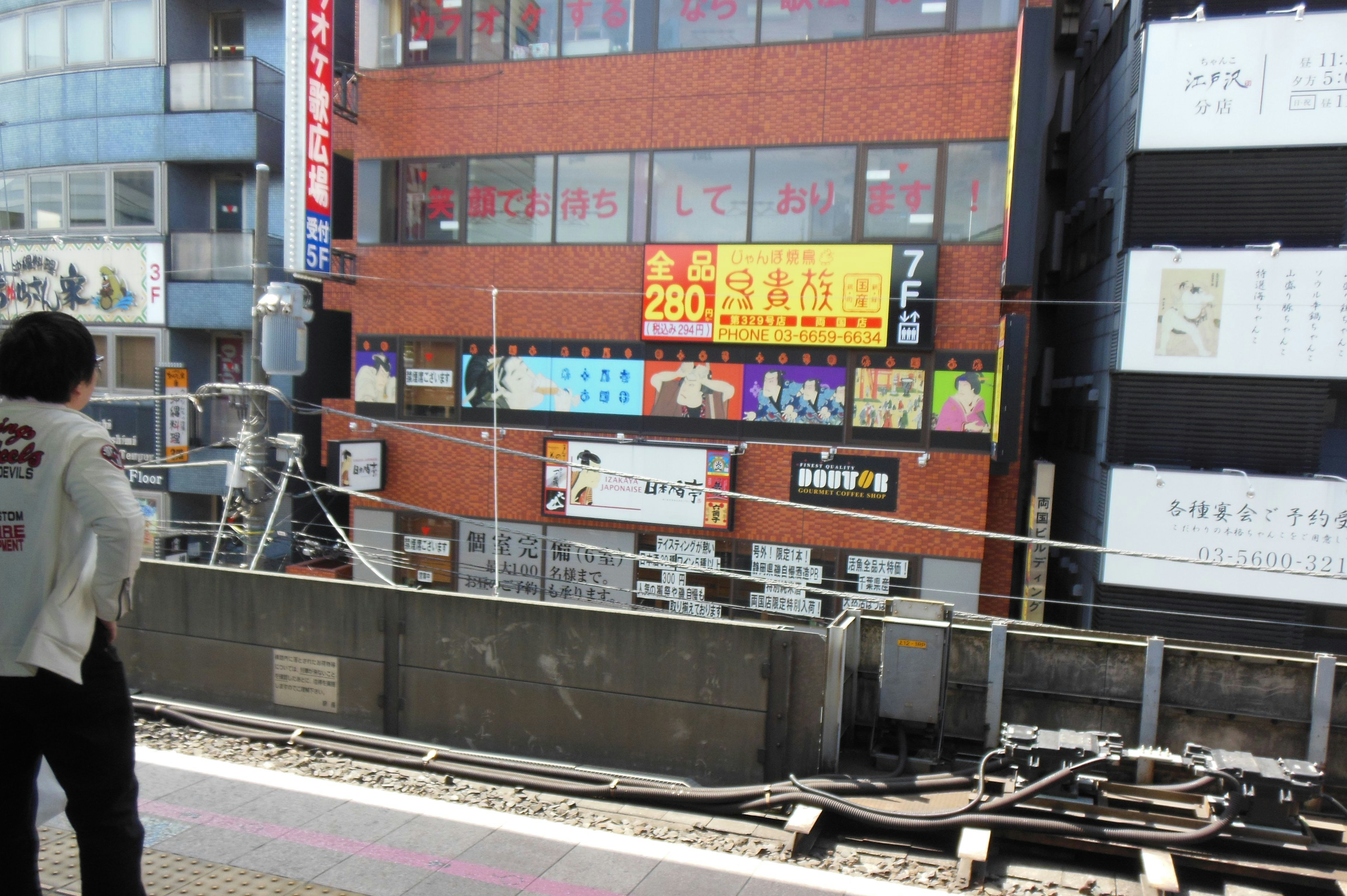 沿街商店與鐵軌相鄰的街角