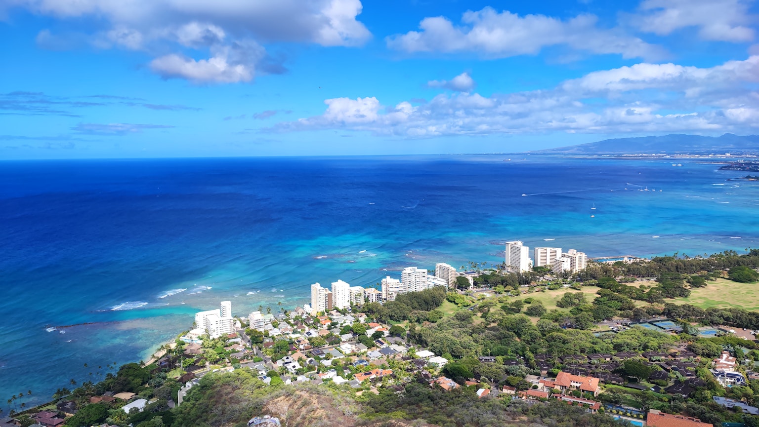 Vue panoramique de la côte hawaïenne avec océan bleu et immeubles