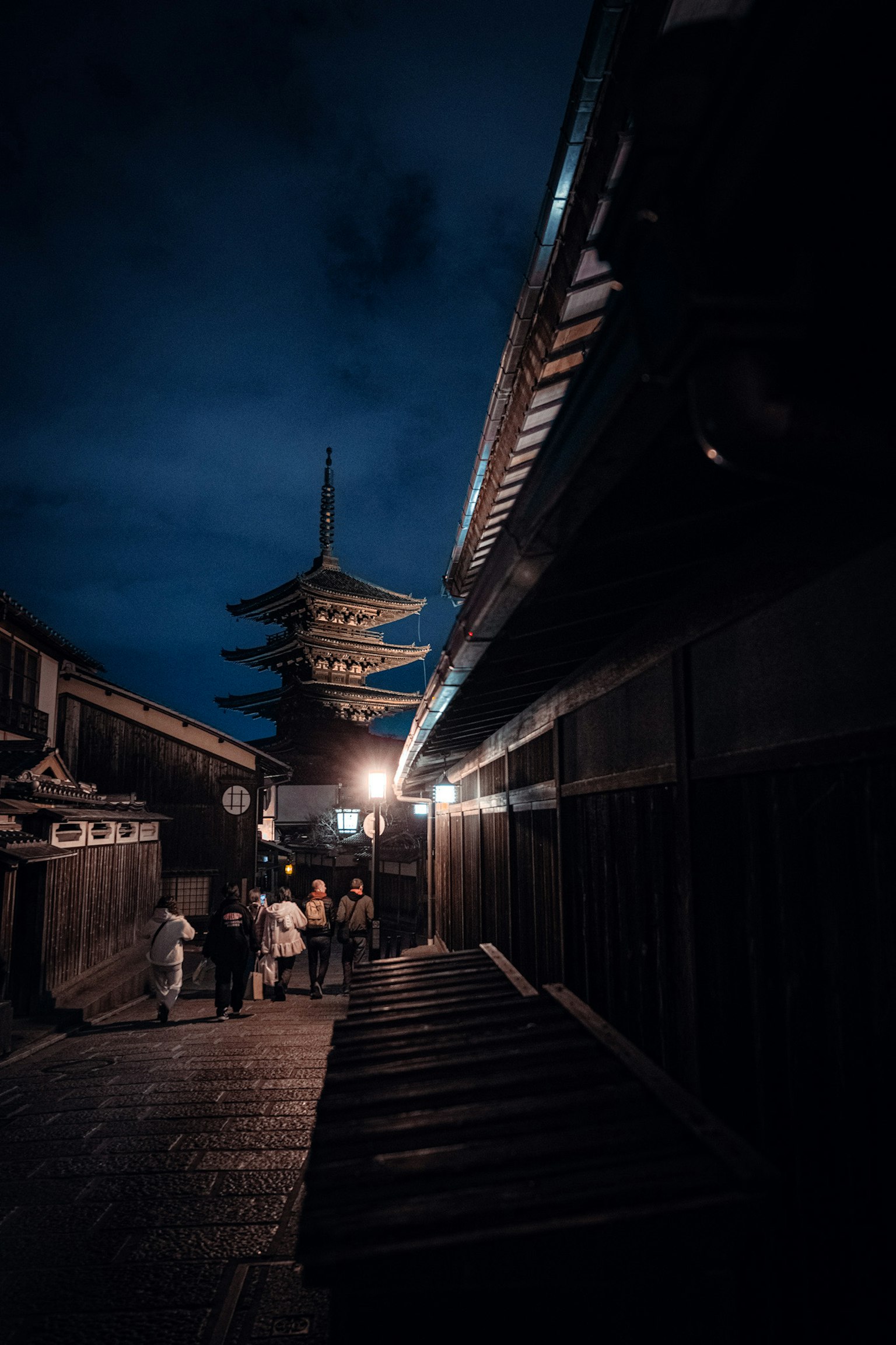 Khung cảnh đêm ở Kyoto với tháp và các tòa nhà truyền thống