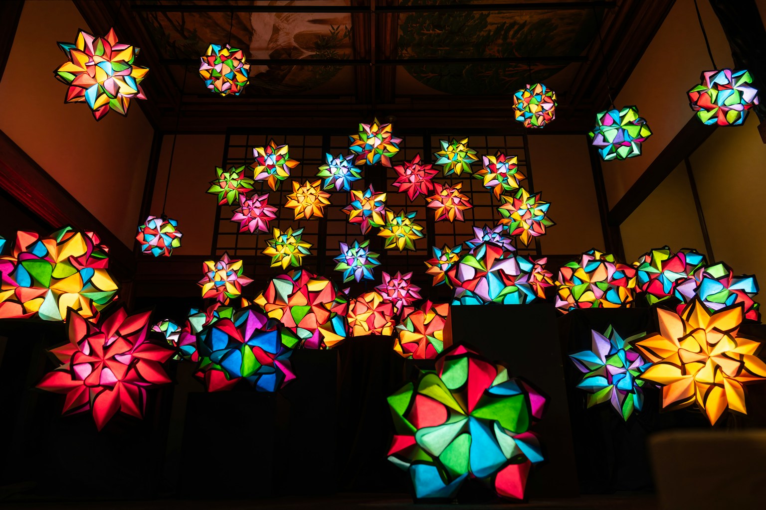 Lampade a forma di stella colorate che illuminano la stanza in un'installazione artistica