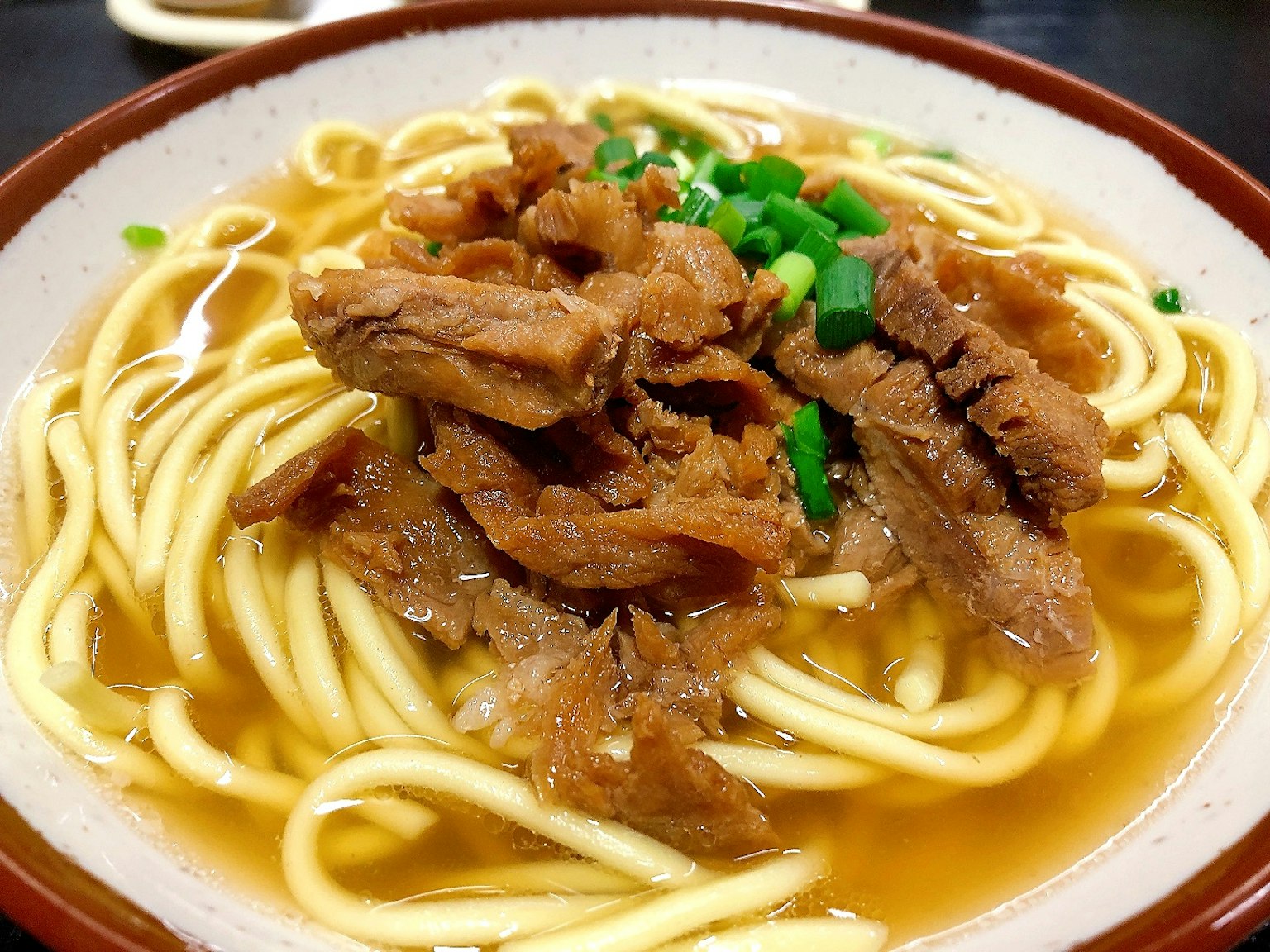 ราเมนอร่อยที่มีเนื้อวัวและต้นหอมในน้ำซุปอร่อย