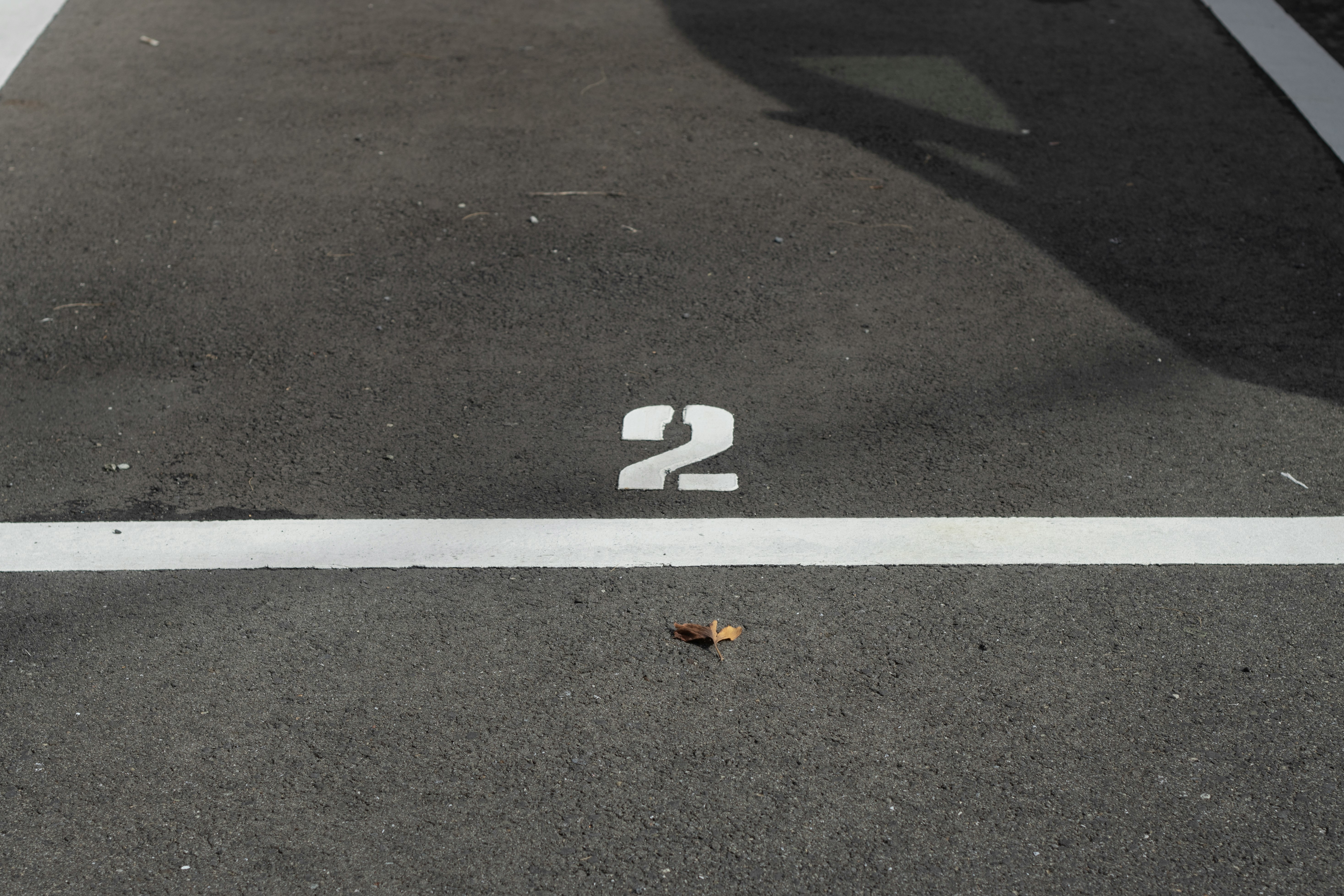 permukaan jalan dengan marka putih dan angka “2”