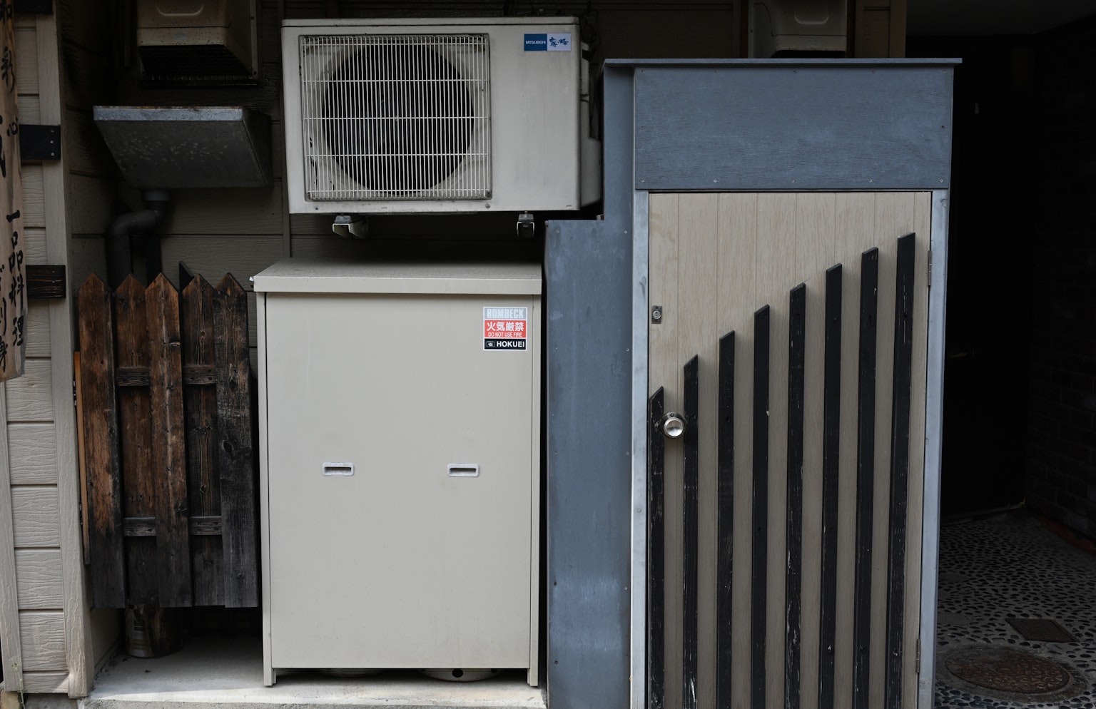 Sezione di muro esterno con unità di condizionamento e box di stoccaggio