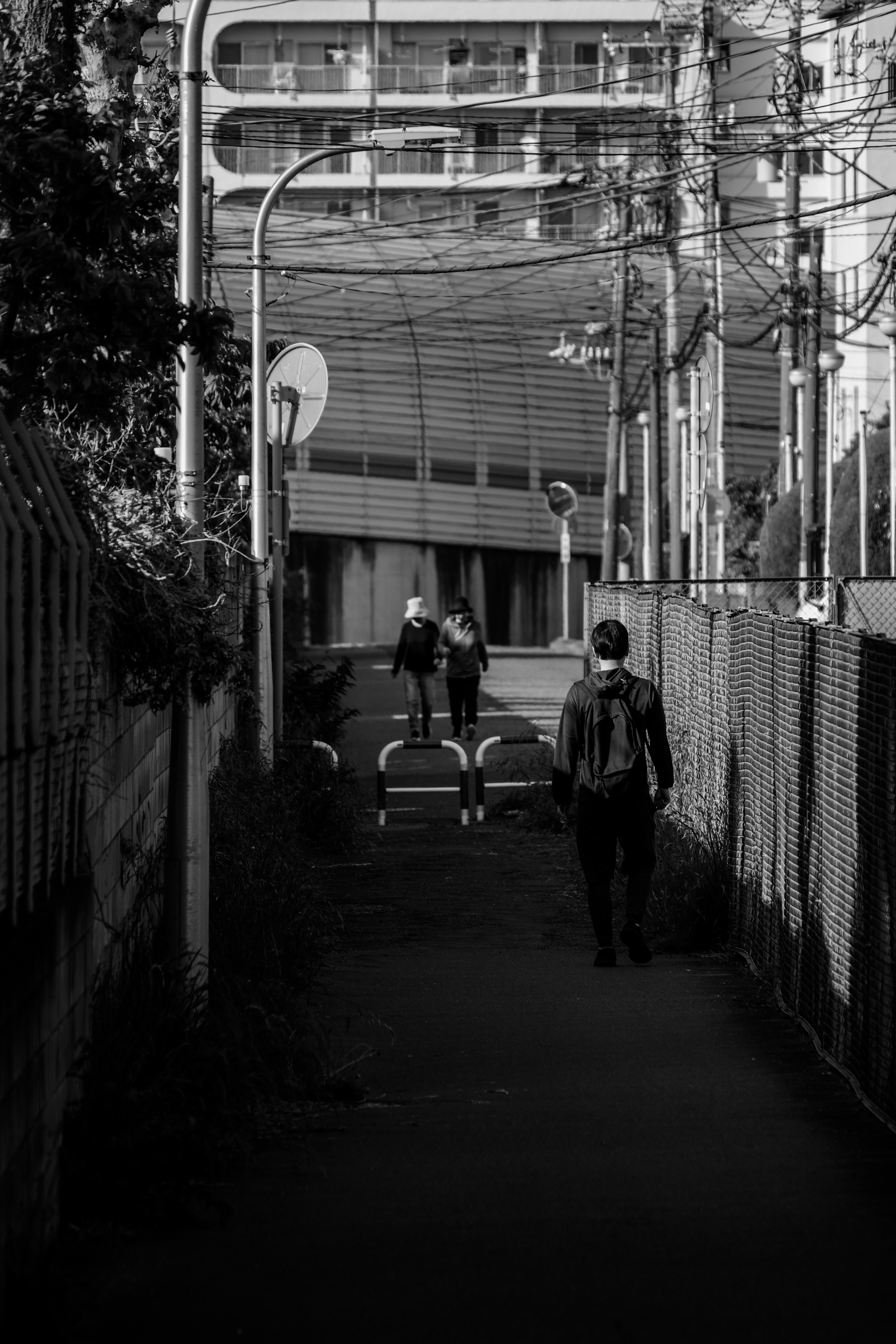 習志野の路地に続く都市風景
