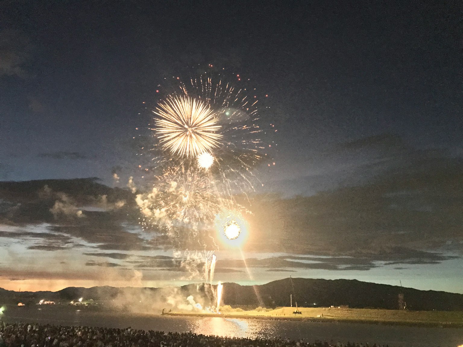 Bellissimo spettacolo di fuochi d'artificio che illumina il cielo notturno