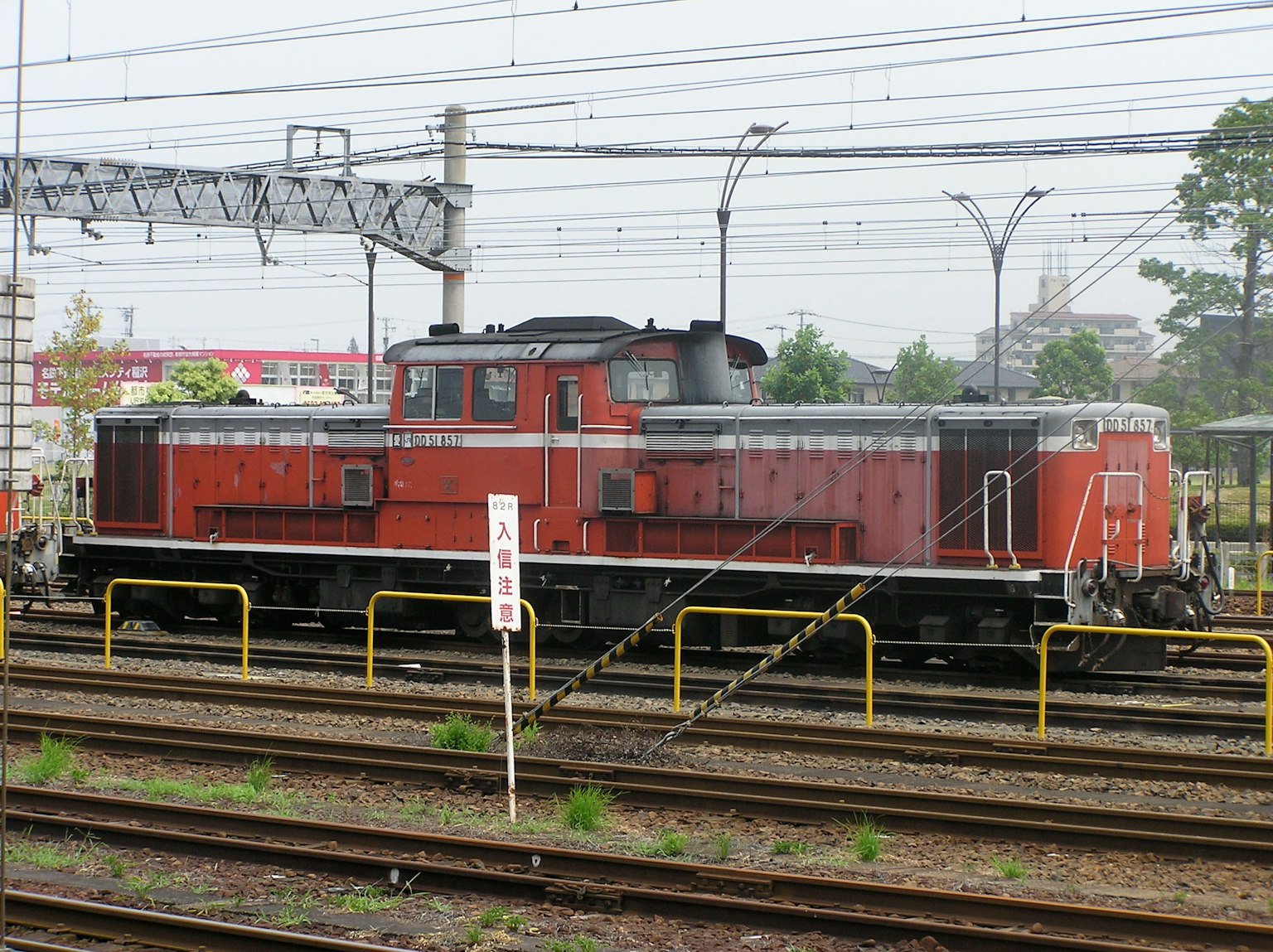 Rote Diesellokomotive auf Eisenbahngleisen geparkt