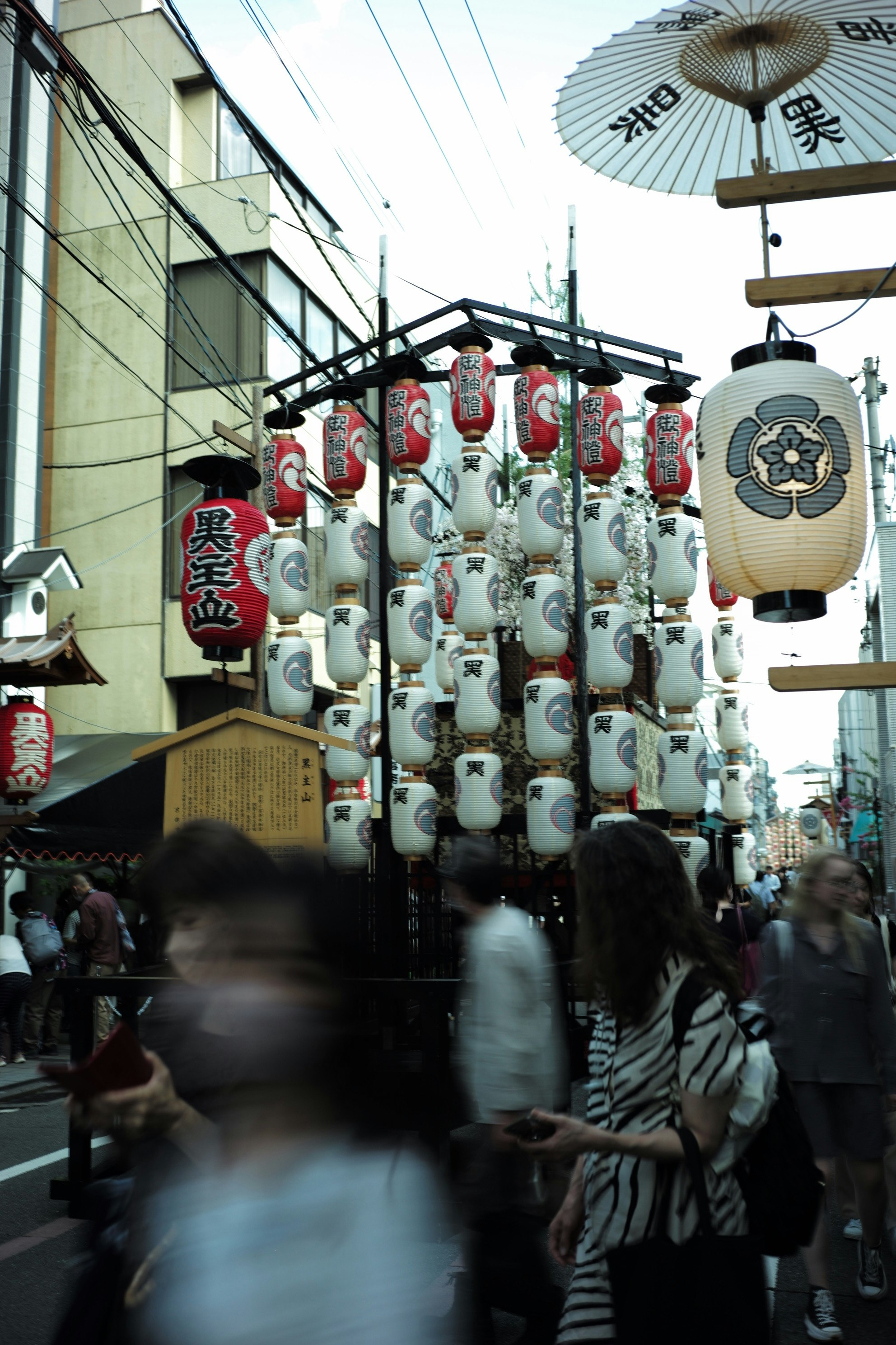 phố ở Kyoto với hàng loạt đèn lồng của Gion Matsuri