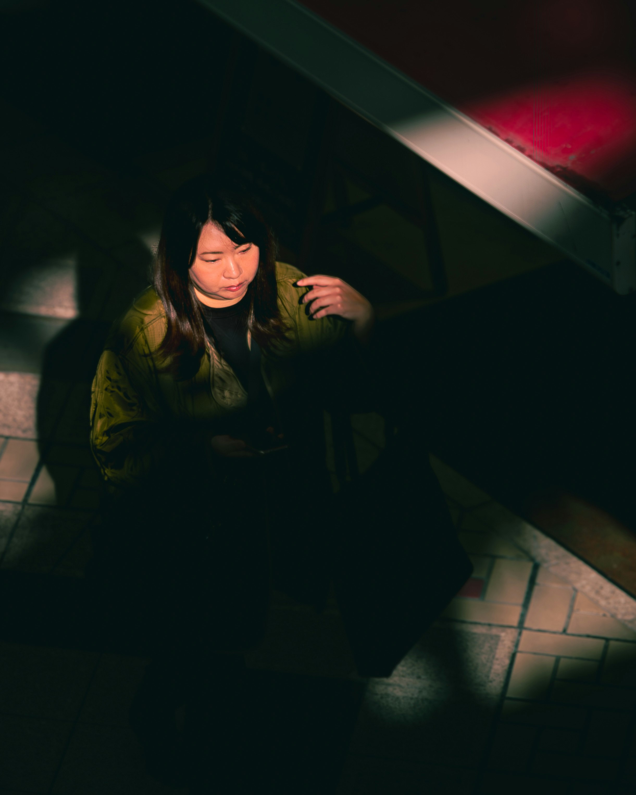 階段の影の中で微笑む女性