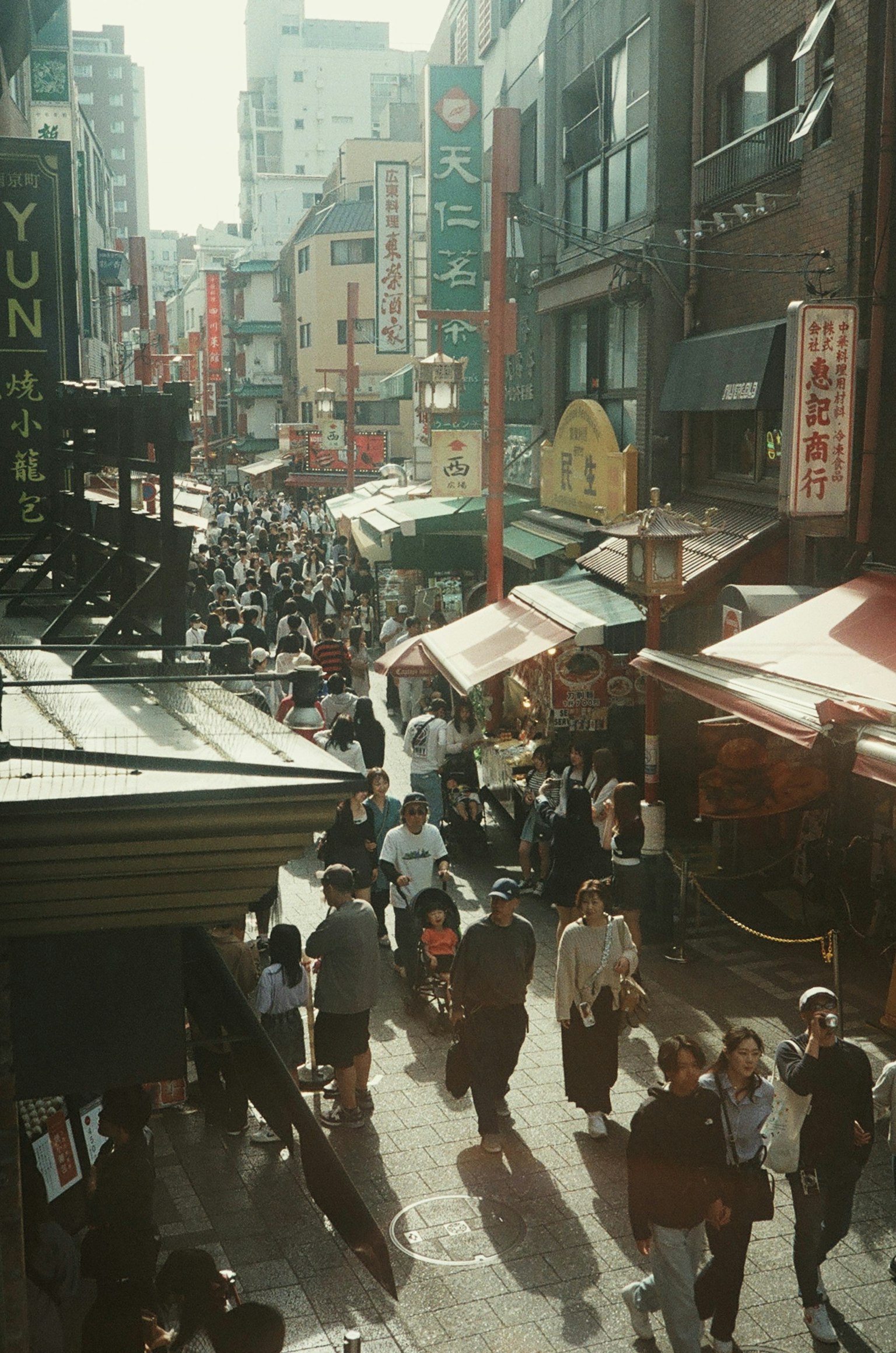 Đường phố đông đúc với mọi người trong khu mua sắm sôi động với không khí cổ điển