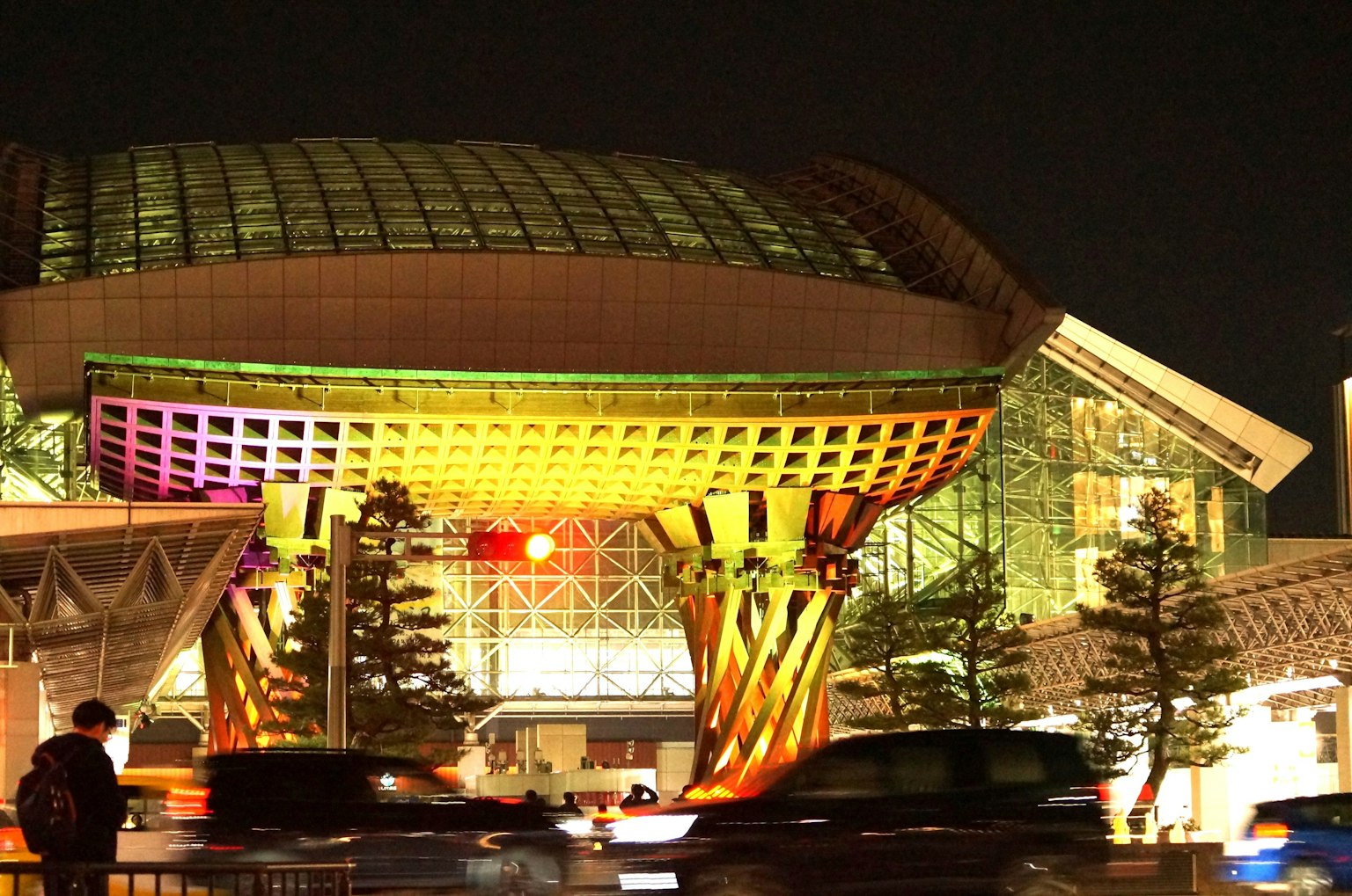 夜间的金泽站展现出鲜艳的建筑设计
