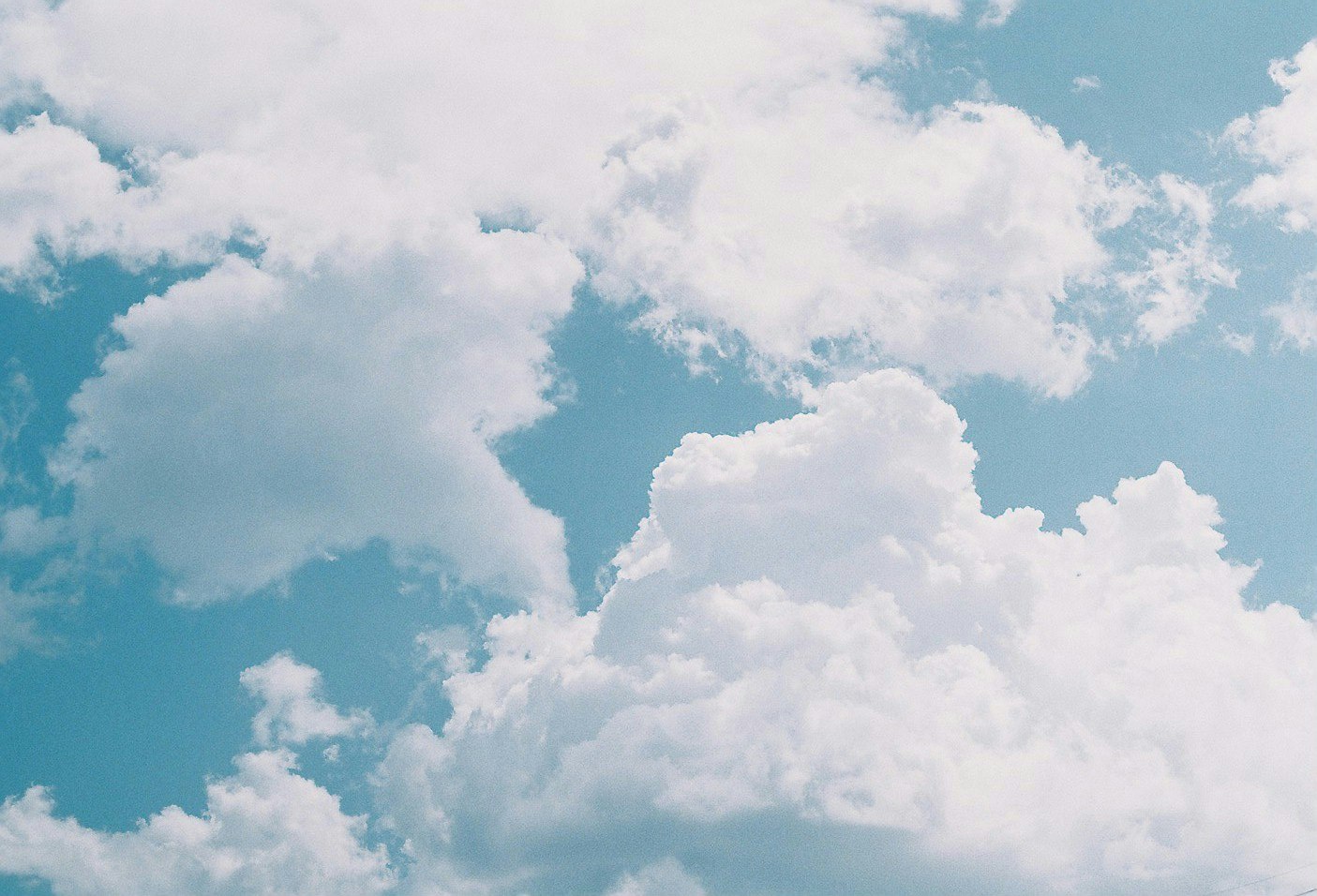 ciel bleu rempli de grands nuages cumulus