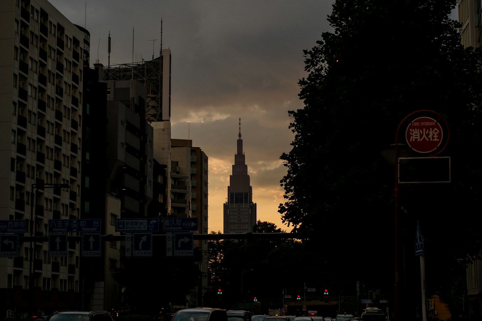 Silhouette de l'Empire State Building au crépuscule parmi le paysage urbain