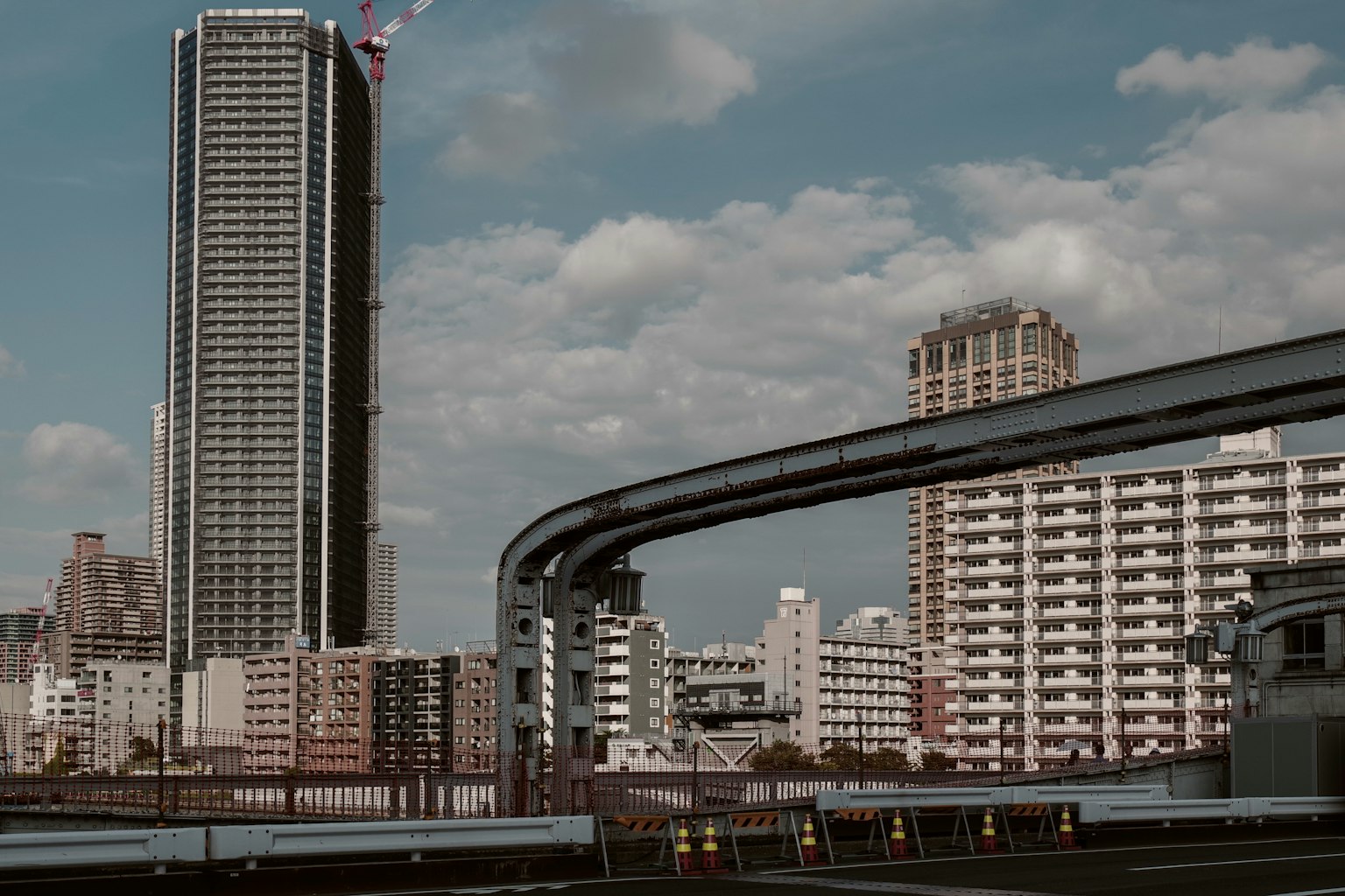 Stadtansicht mit einem hohen Gebäude und einer Monorail moderne Architektur und blauer Himmel