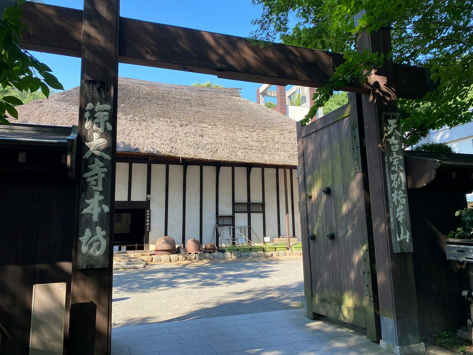 傳統日本建築，木門和茅草屋頂