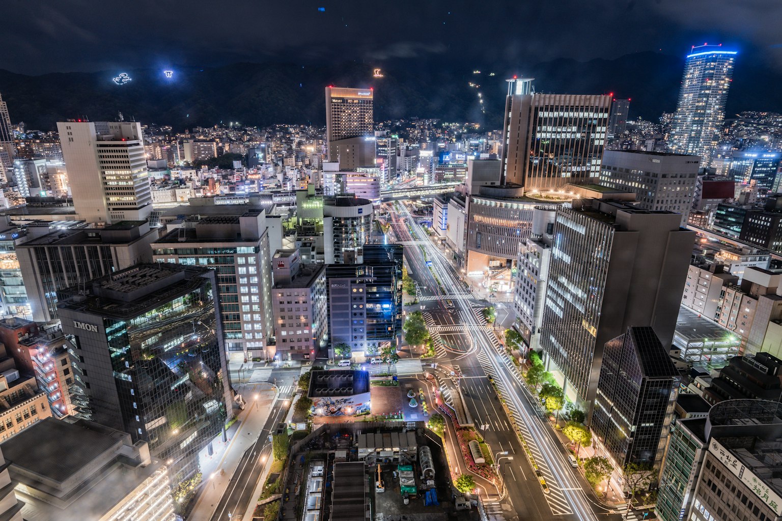 夜晚繁华城市天际线的鸟瞰图，街道灯光闪烁