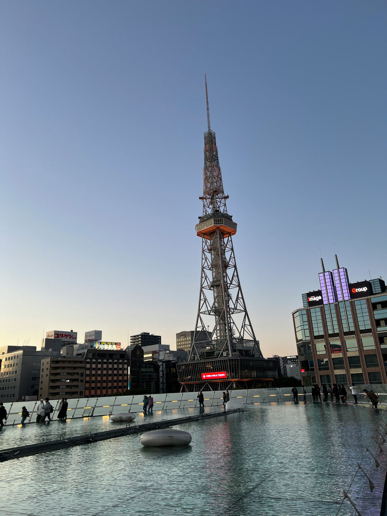 名古屋电视塔与周围建筑在黄昏时分的景象