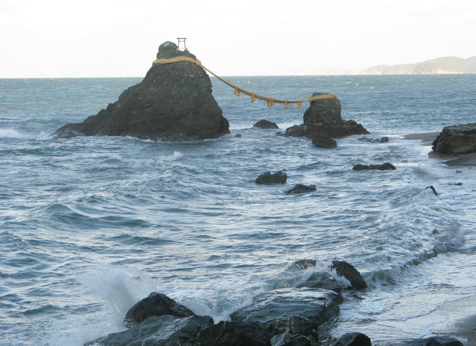 海岸景观岩石和波浪岩石上的神社结构