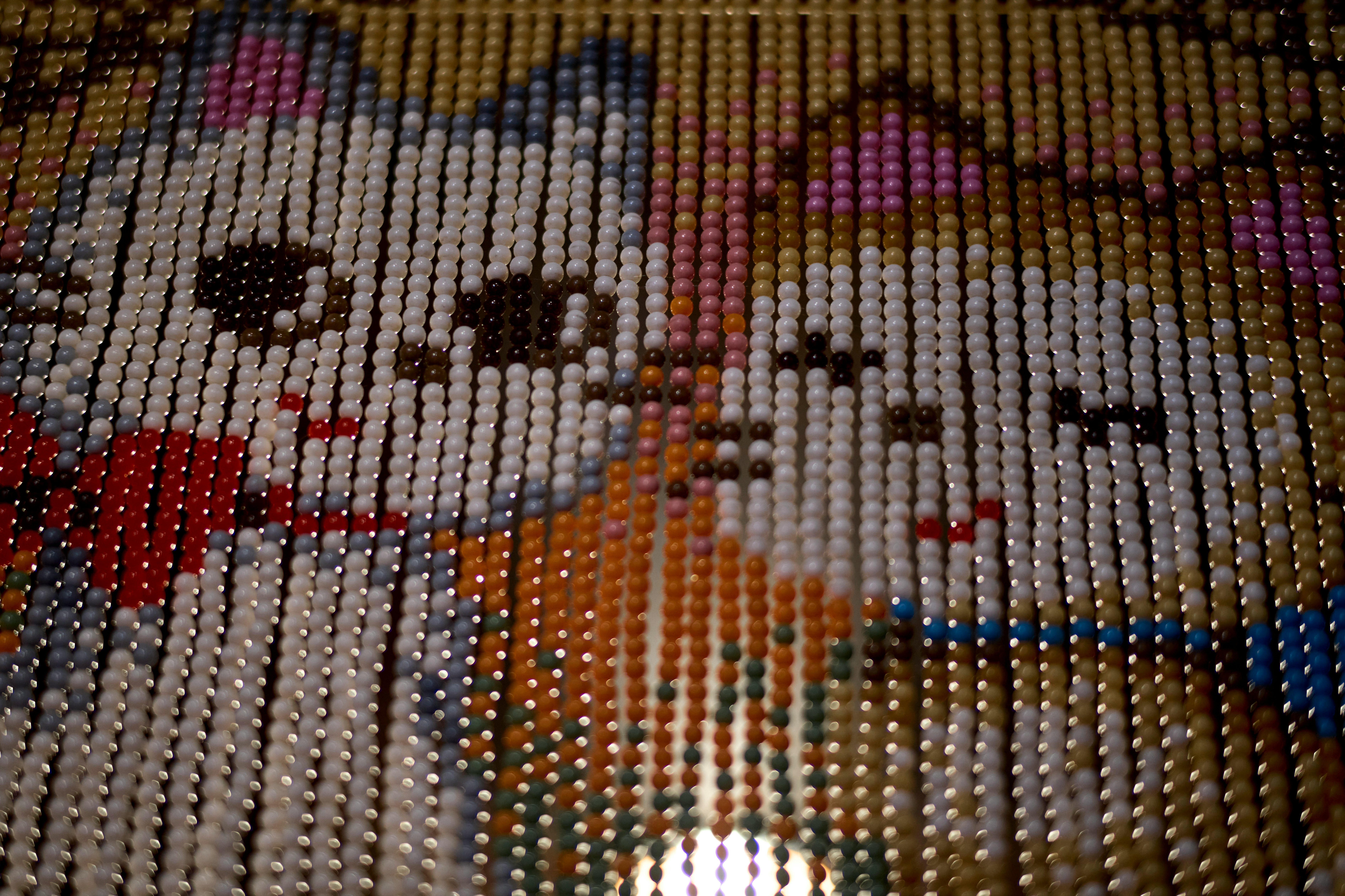 gros plan sur un motif de mosaïque en perles colorées image