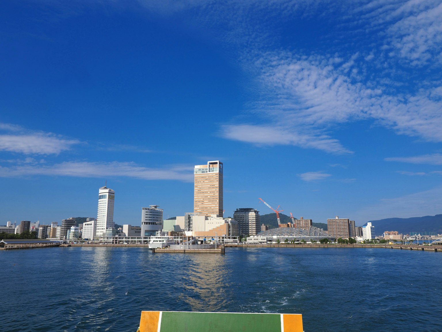 Orizzonte urbano con cielo blu e riflesso nell'acqua