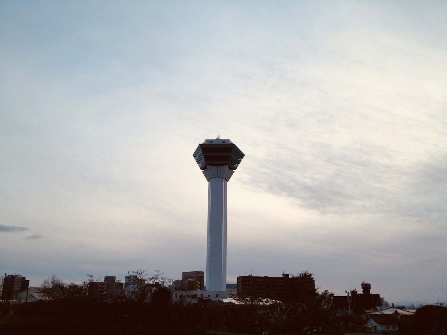 아나톨리아 타워가 하늘에 우뚝 서 있다