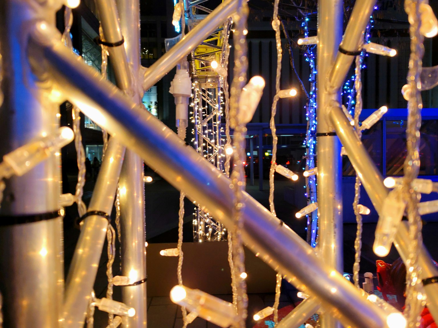 Luci decorative su una struttura metallica con uno sfondo blu