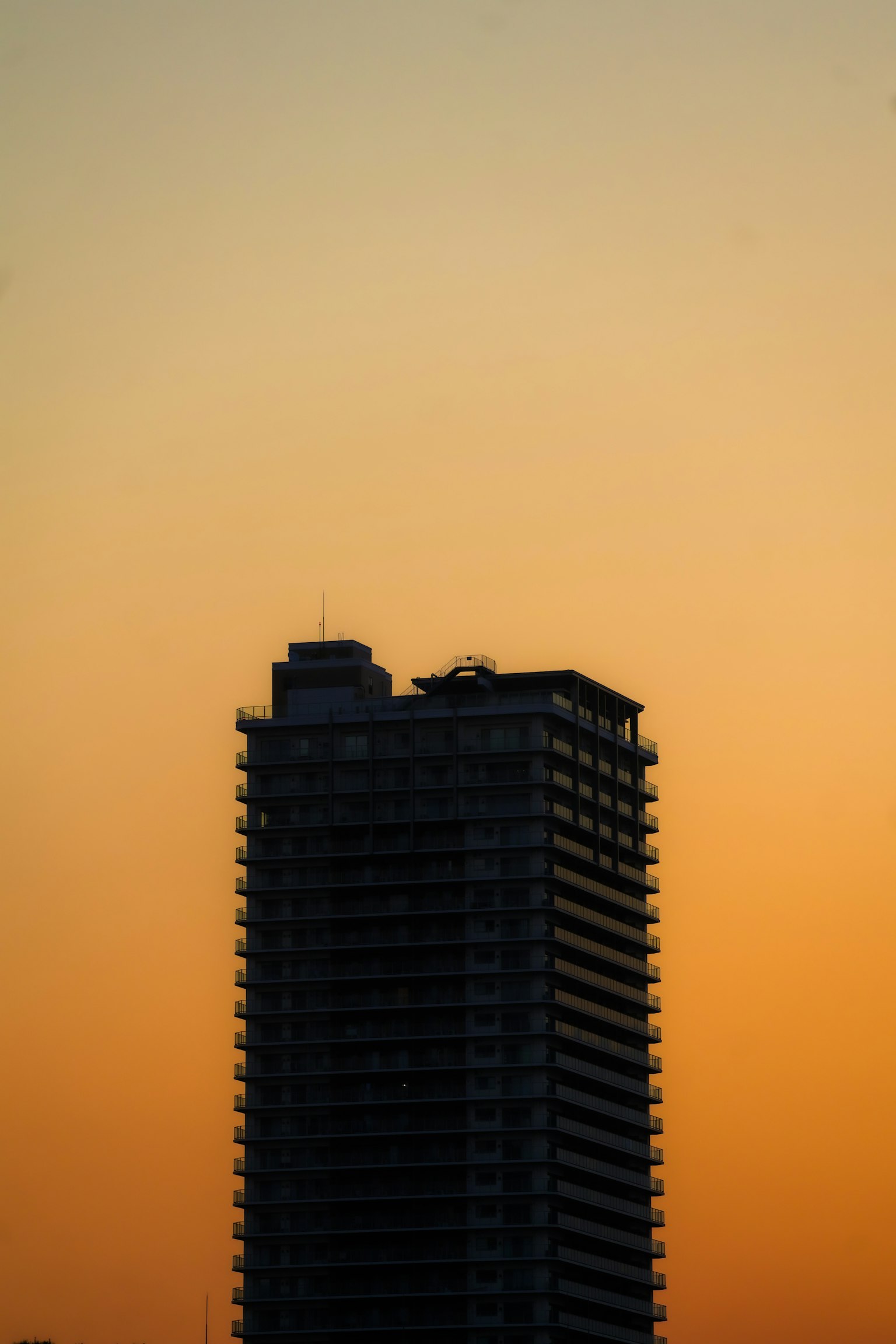 夕焼けの空を背景にした高層ビルのシルエット