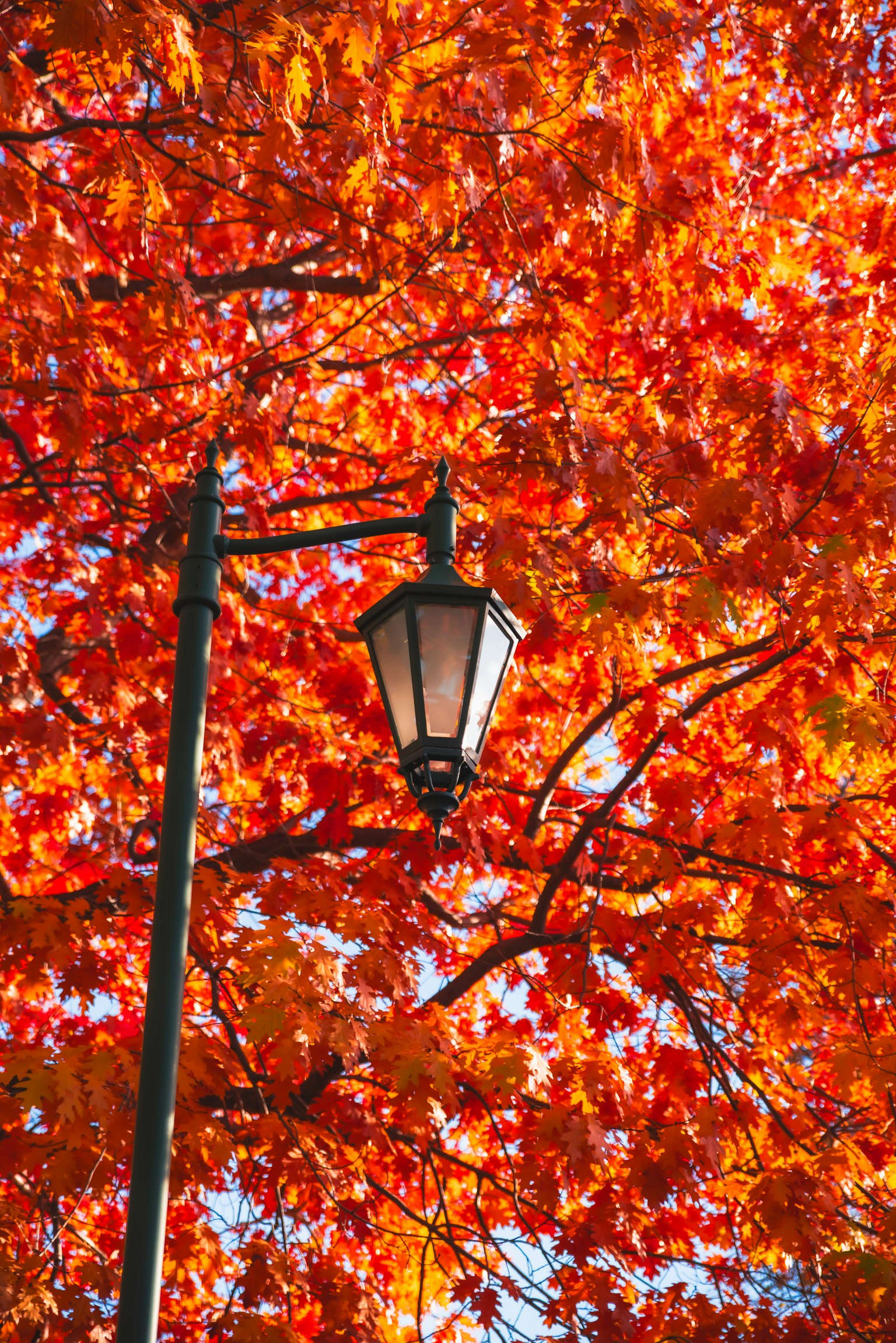 暗い背景にシンプルなデザインのグレーの四角形