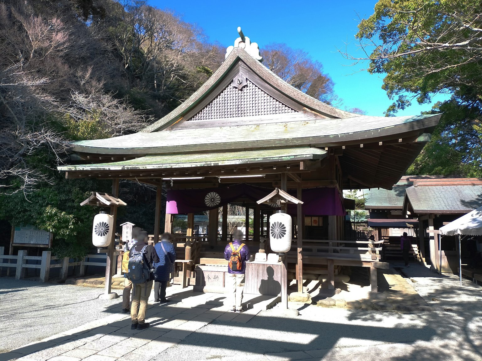 傳統日本神社外觀，遊客被自然環繞